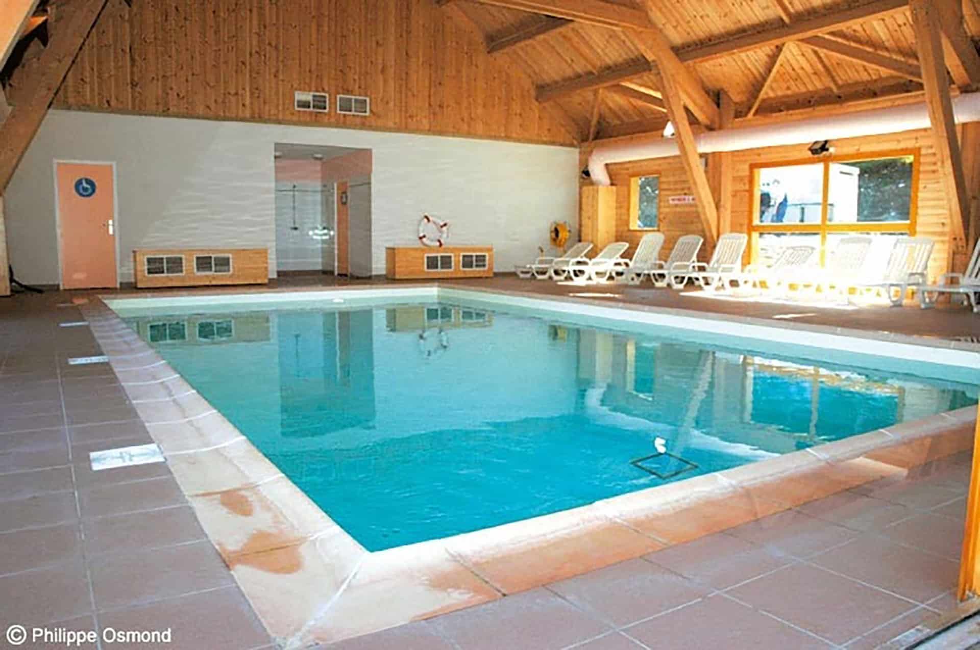 Piscine intérieure de la résidence de vacances Les Flocons du Soleil à L Joue du Loup dans les Alpes du Sud Piscine intérieure de la résidence de vacances Les Flocons du Soleil à L Joue du Loup dans les Alpes du Sud