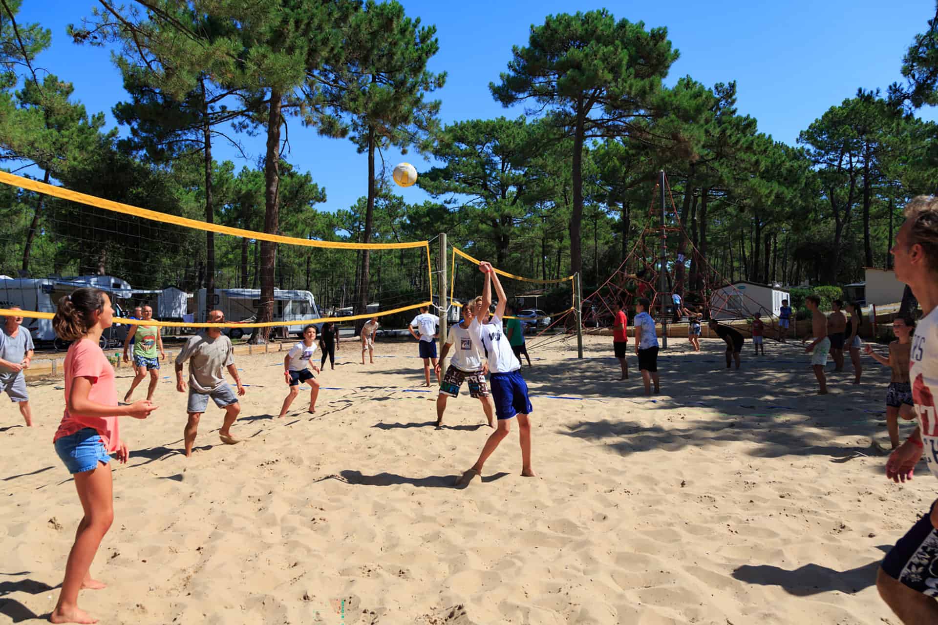 Beach Volley dans le Camping Club La Côte d'Argent à Hourtin Beach Volley dans le Camping Club La Côte d'Argent à Hourtin