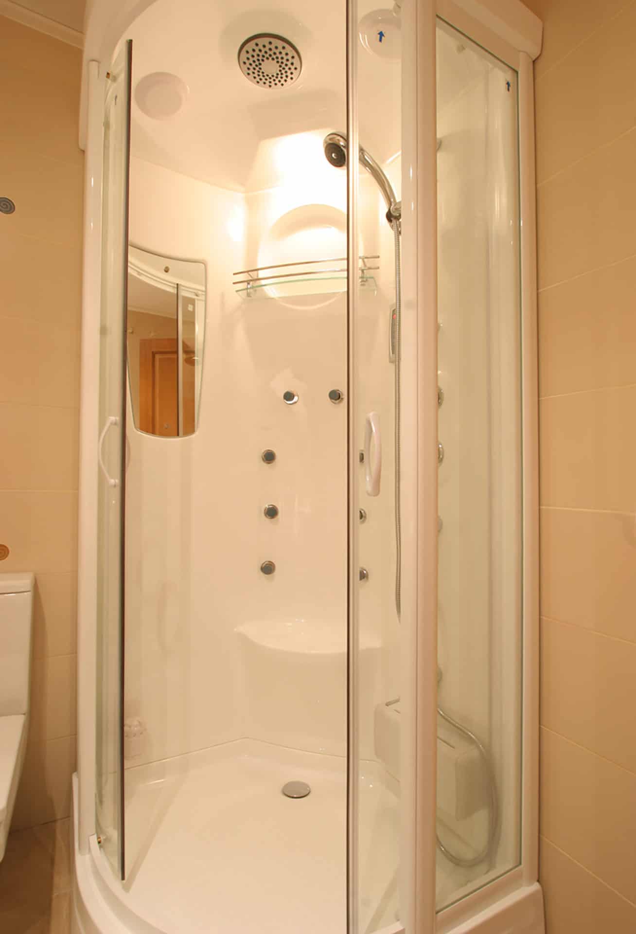 Exemple de douche de la résidence de vacances Alcoceber Beach Resort, dans la station balnéaire d'Alcoceber, sur la Costa del Azahar en Espagne Exemple de douche de la résidence de vacances Alcoceber Beach Resort, dans la station balnéaire d'Alcoceber, sur la Costa del Azahar en Espagne