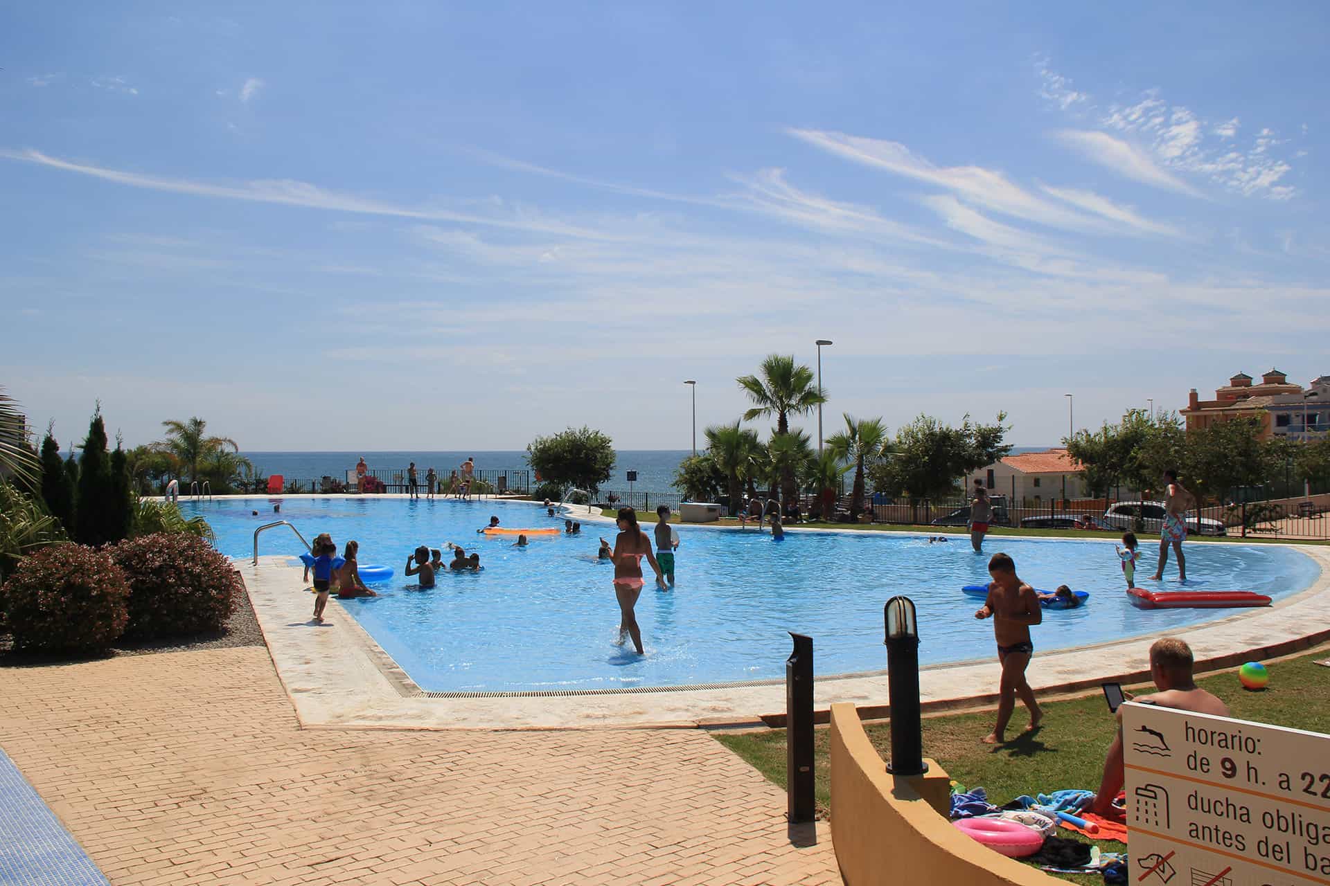 Piscine extérieure de la résidence de vacances Alcoceber Beach Resort, dans la station balnéaire d'Alcoceber, sur la Costa del Azahar en Espagne Piscine extérieure de la résidence de vacances Alcoceber Beach Resort, dans la station balnéaire d'Alcoceber, sur la Costa del Azahar en Espagne