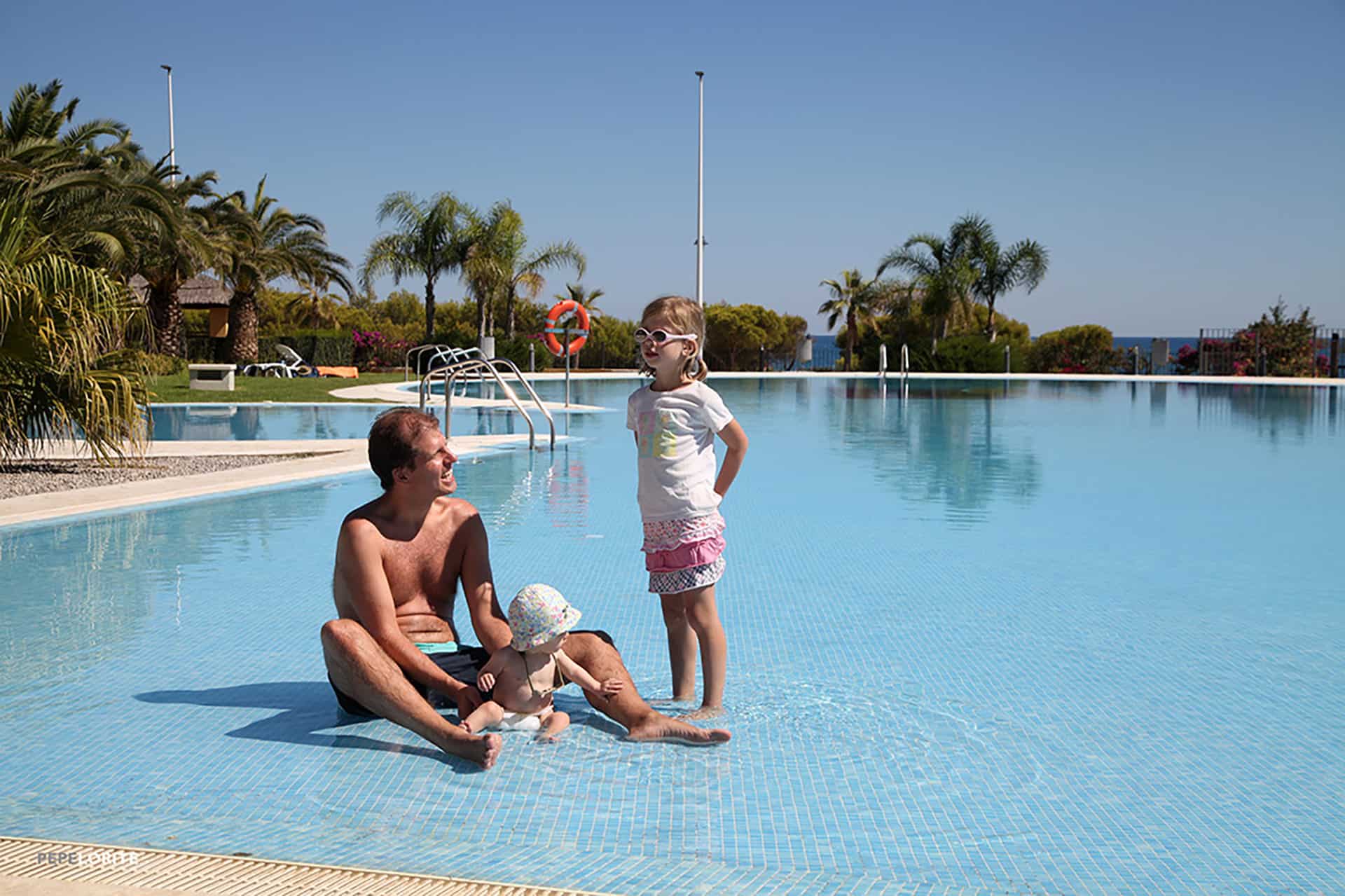 Piscine extérieure de la résidence de vacances Alcoceber Beach Resort, dans la station balnéaire d'Alcoceber, sur la Costa del Azahar en Espagne Piscine extérieure de la résidence de vacances Alcoceber Beach Resort, dans la station balnéaire d'Alcoceber, sur la Costa del Azahar en Espagne