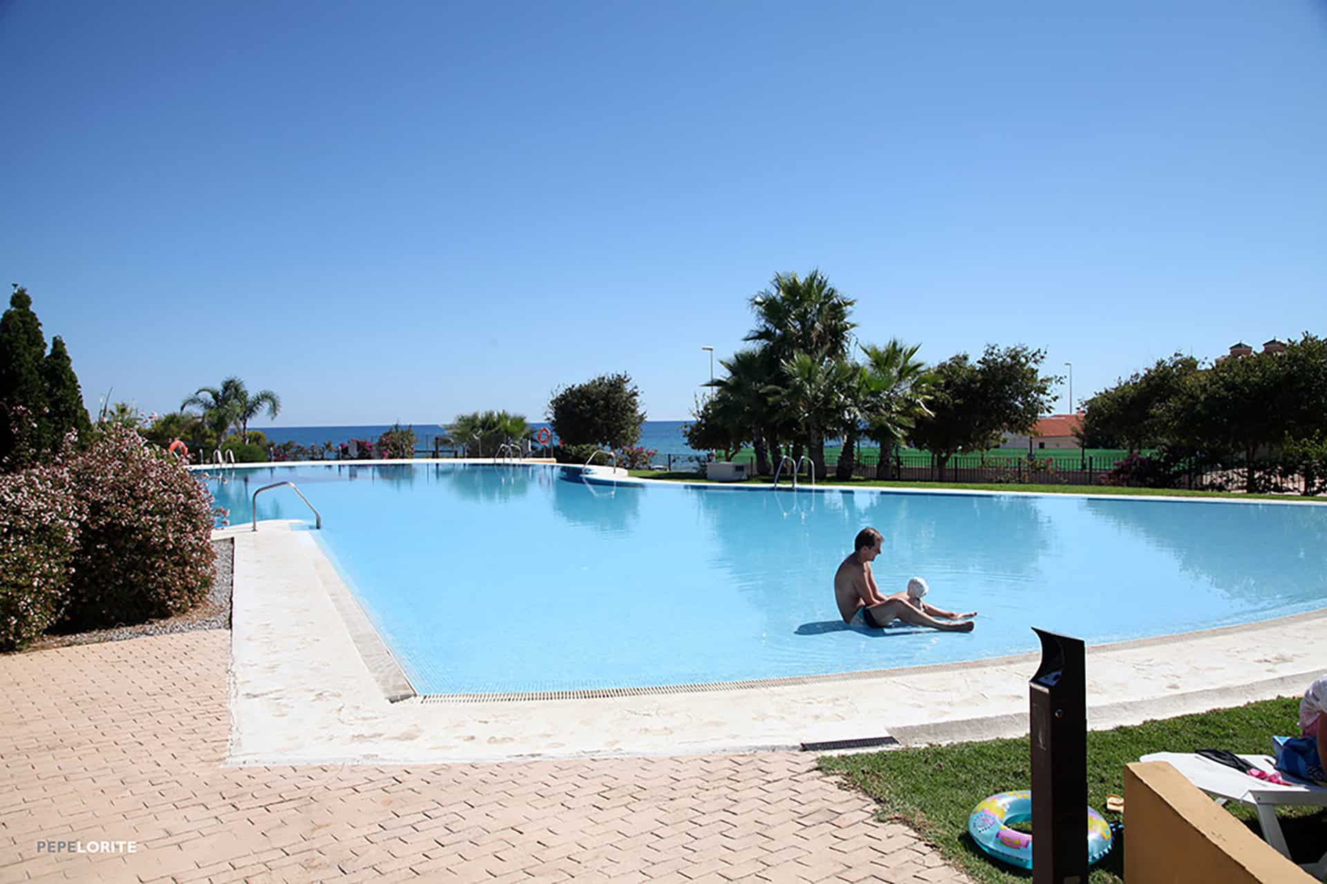 Piscine extérieure de la résidence de vacances Alcoceber Beach Resort, dans la station balnéaire d'Alcoceber, sur la Costa del Azahar en Espagne Piscine extérieure de la résidence de vacances Alcoceber Beach Resort, dans la station balnéaire d'Alcoceber, sur la Costa del Azahar en Espagne