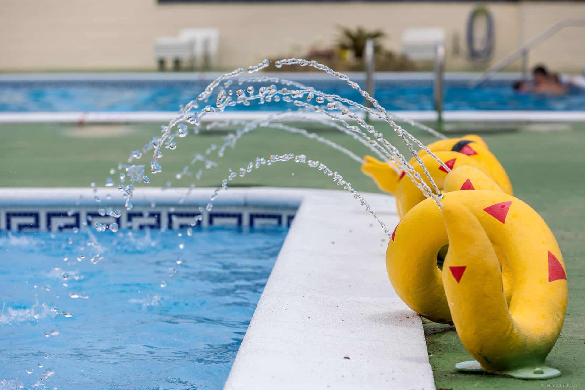 Piscine extérieure de la résidence de vacances Roca Grossa à Calella, au sud de la Costa Brava, en Espagne Piscine extérieure de la résidence de vacances Roca Grossa à Calella, au sud de la Costa Brava, en Espagne