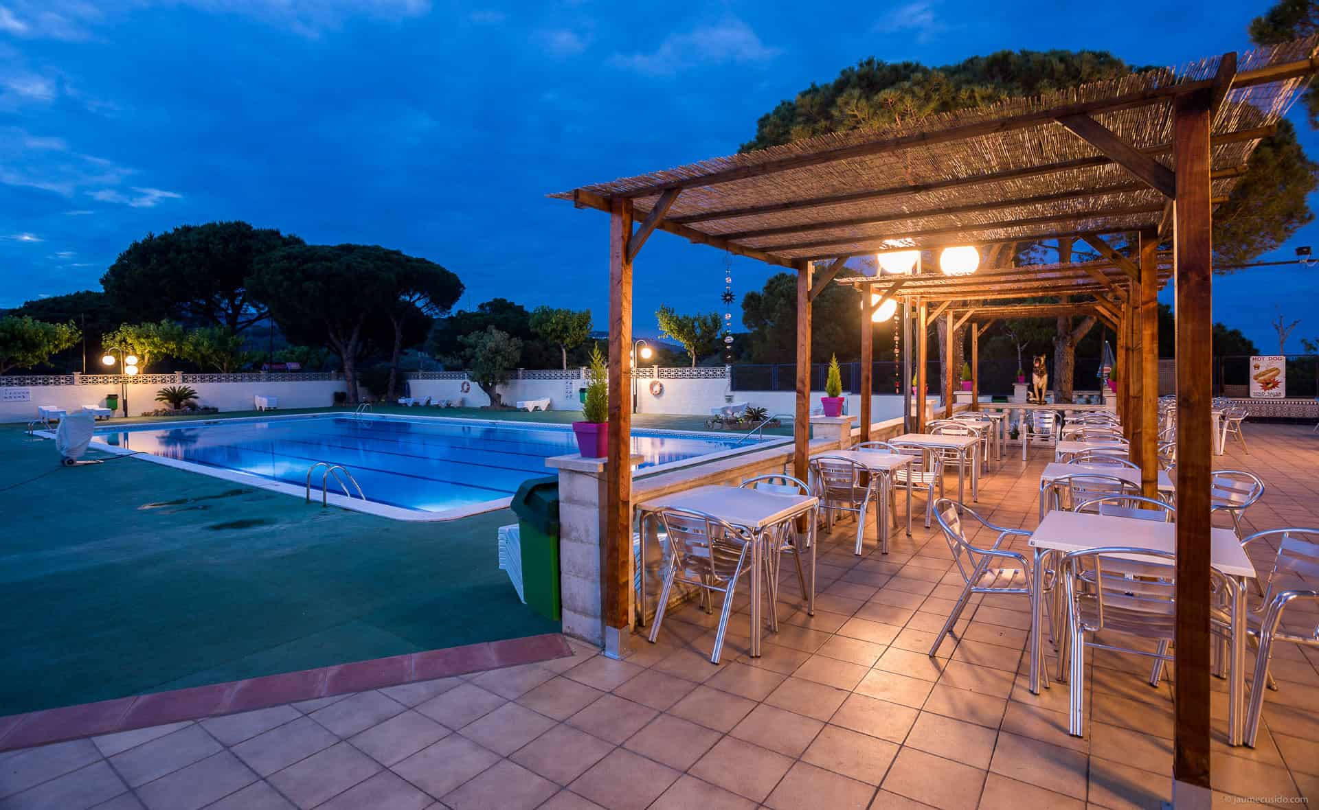 Piscine extérieure de la résidence de vacances Roca Grossa à Calella, au sud de la Costa Brava, en Espagne Piscine extérieure de la résidence de vacances Roca Grossa à Calella, au sud de la Costa Brava, en Espagne