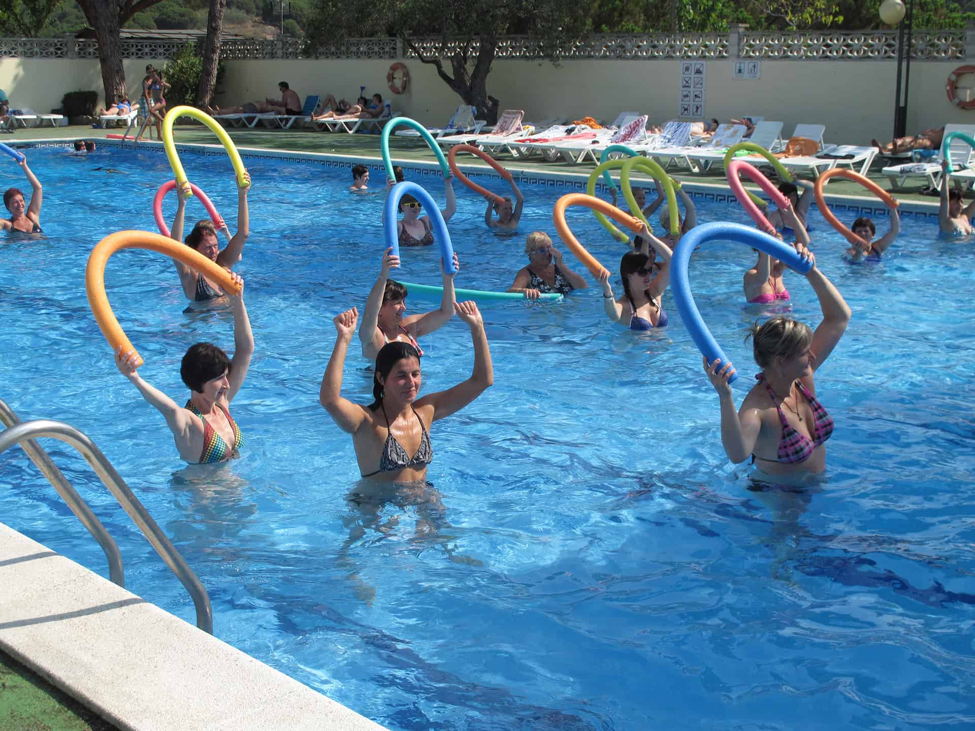 Piscine extérieure de la résidence de vacances Roca Grossa à Calella, au sud de la Costa Brava, en Espagne Piscine extérieure de la résidence de vacances Roca Grossa à Calella, au sud de la Costa Brava, en Espagne