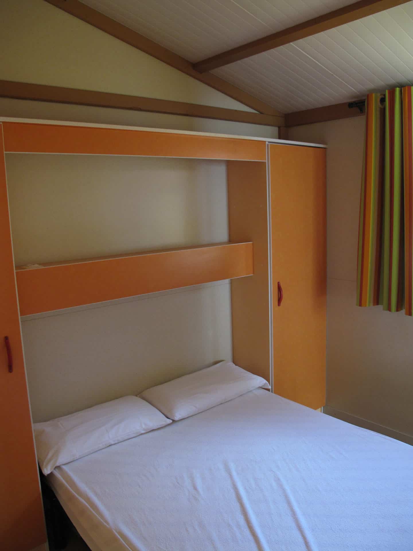 Exemple de chambre du bungalow 4 personnes de la résidence de vacances Roca Grossa à Calella, au sud de la Costa Brava, en Espagne Exemple de chambre du bungalow 4 personnes de la résidence de vacances Roca Grossa à Calella, au sud de la Costa Brava, en Espagne