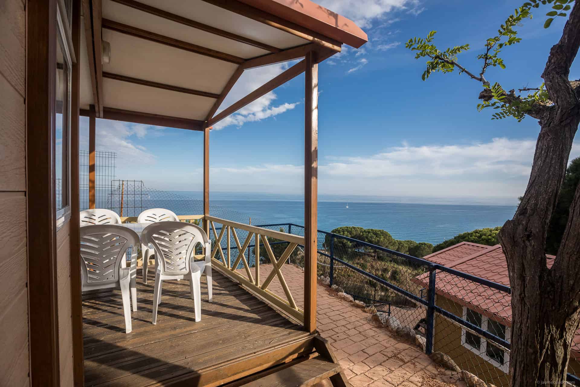 Exemple de terrasse du bungalow 4 personnes de la résidence de vacances Roca Grossa à Calella, au sud de la Costa Brava, en Espagne Exemple de terrasse du bungalow 4 personnes de la résidence de vacances Roca Grossa à Calella, au sud de la Costa Brava, en Espagne