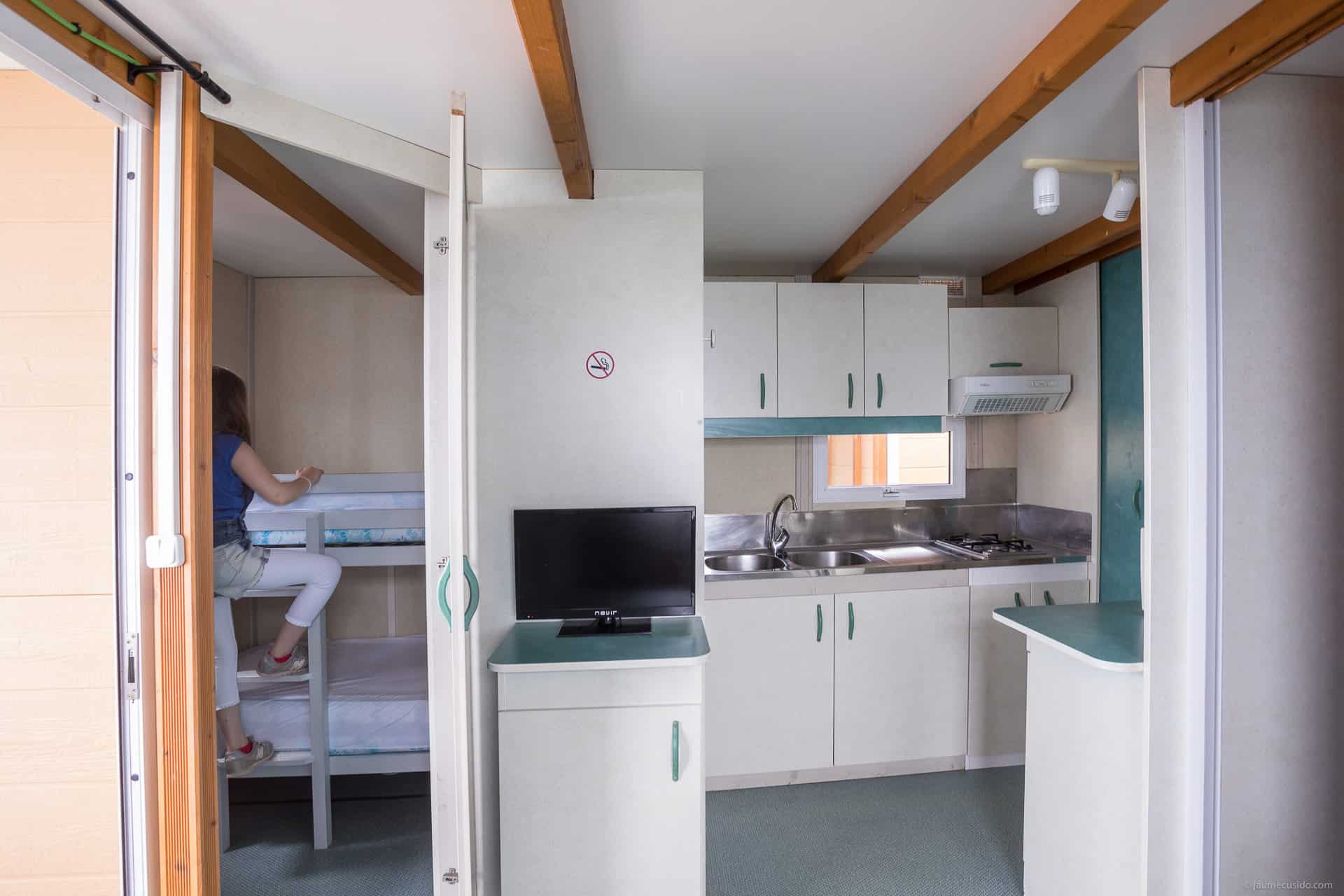 Exemple de bungalow 5 personnes de la résidence de vacances Roca Grossa à Calella, au sud de la Costa Brava, en Espagne Exemple de bungalow 5 personnes de la résidence de vacances Roca Grossa à Calella, au sud de la Costa Brava, en Espagne