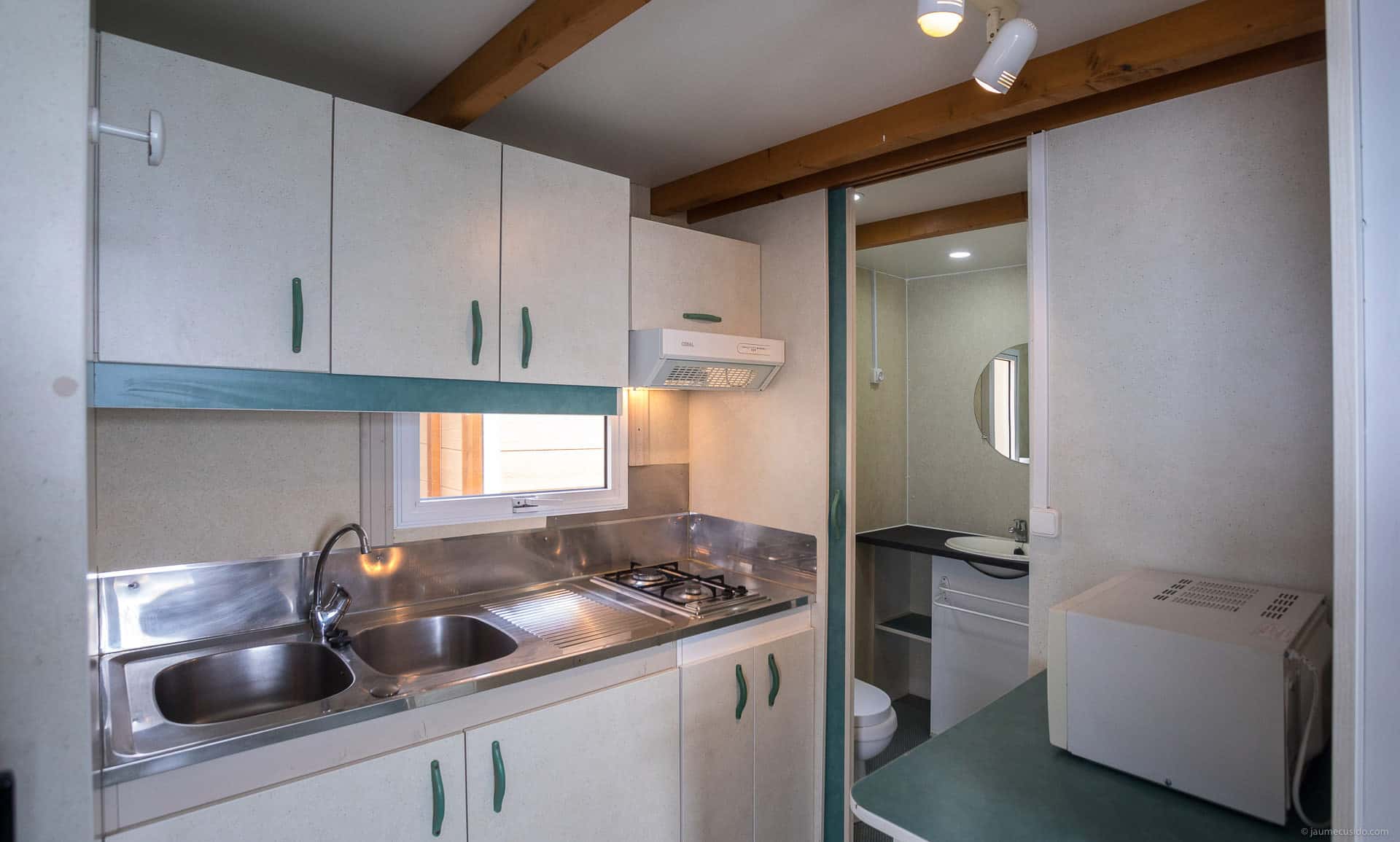 Exemple de cuisine du bungalow 5 personnes de la résidence de vacances Roca Grossa à Calella, au sud de la Costa Brava, en Espagne Exemple de cuisine du bungalow 5 personnes de la résidence de vacances Roca Grossa à Calella, au sud de la Costa Brava, en Espagne