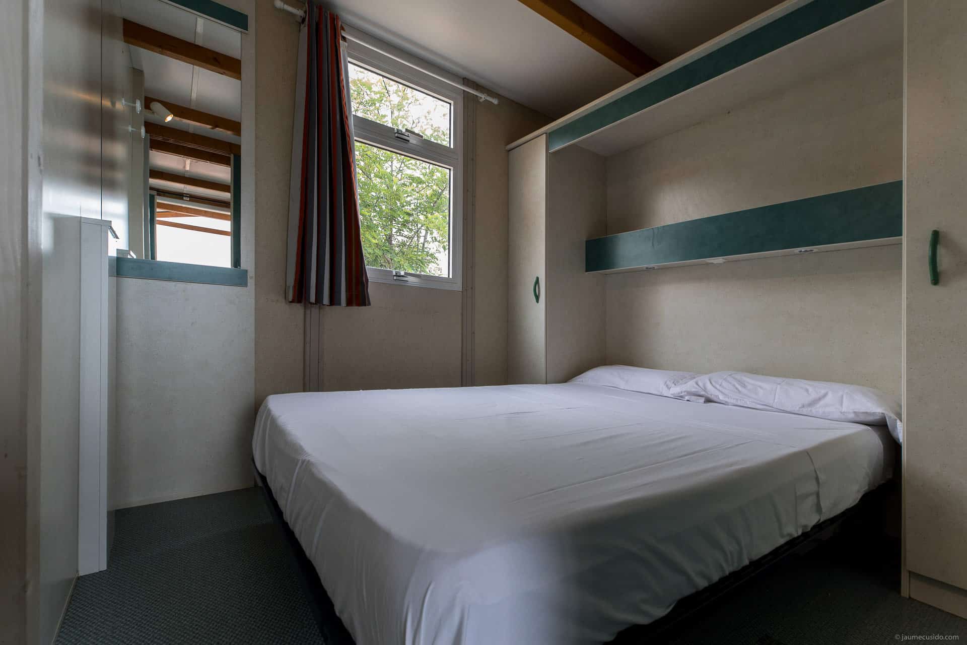 Exemple de chambre du bungalow 5 personnes de la résidence de vacances Roca Grossa à Calella, au sud de la Costa Brava, en Espagne Exemple de chambre du bungalow 5 personnes de la résidence de vacances Roca Grossa à Calella, au sud de la Costa Brava, en Espagne