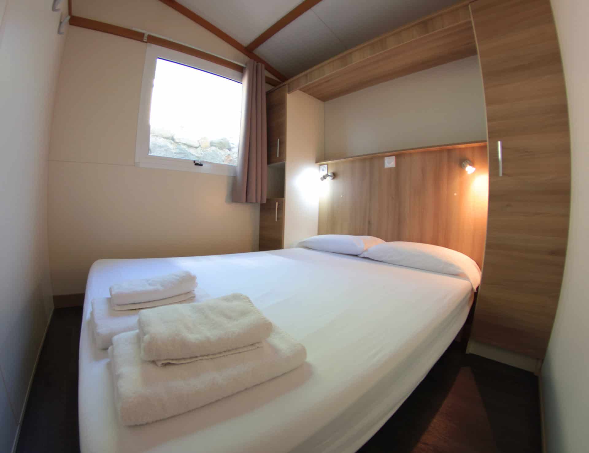 Exemple de chambre du bungalow 5 personnes de la résidence de vacances Roca Grossa à Calella, au sud de la Costa Brava, en Espagne Exemple de chambre du bungalow 5 personnes de la résidence de vacances Roca Grossa à Calella, au sud de la Costa Brava, en Espagne
