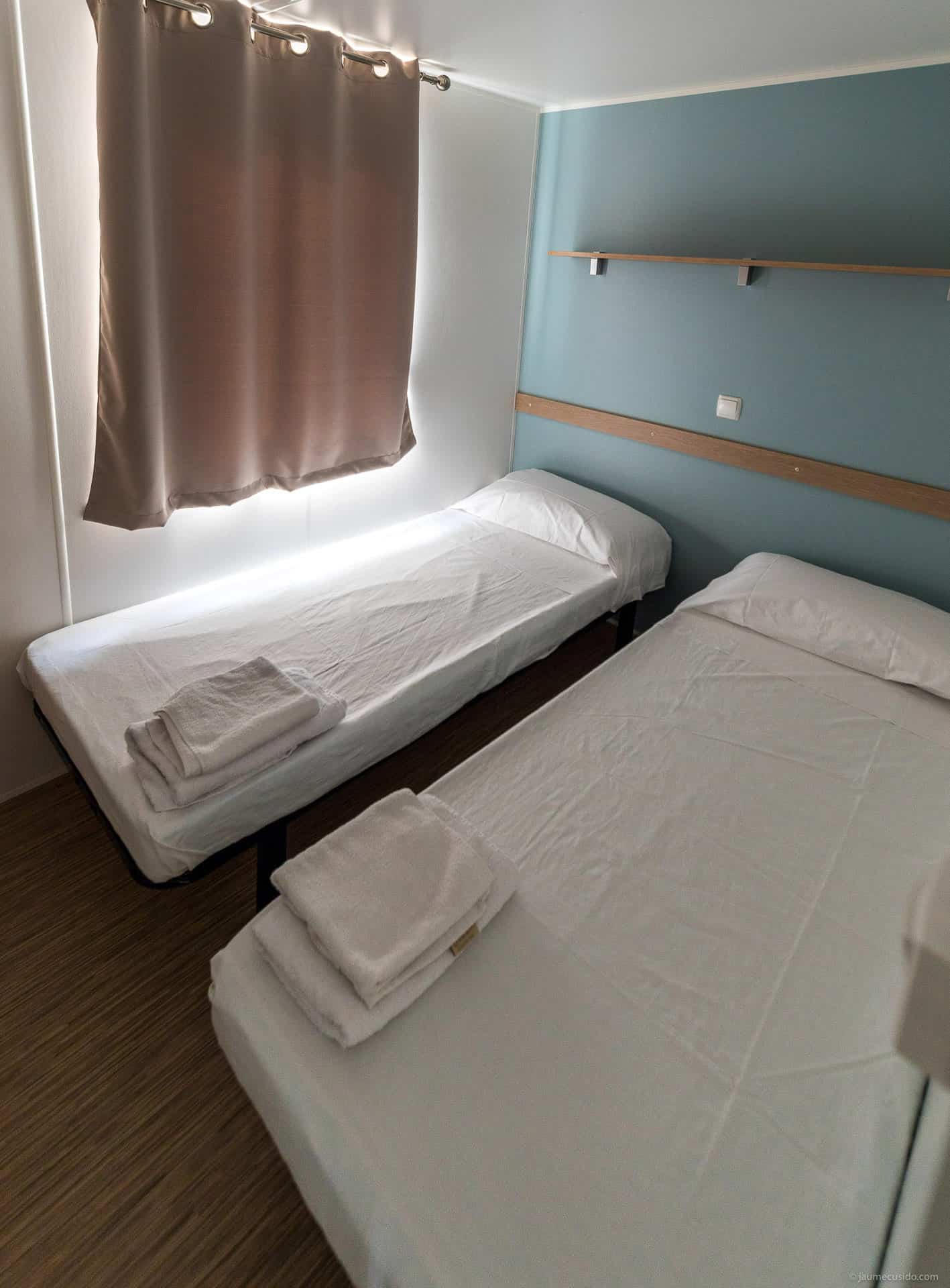 Exemple de chambre du mobile-home 6 personnes de la résidence de vacances Roca Grossa à Calella, au sud de la Costa Brava, en Espagne Exemple de chambre du mobile-home 6 personnes de la résidence de vacances Roca Grossa à Calella, au sud de la Costa Brava, en Espagne