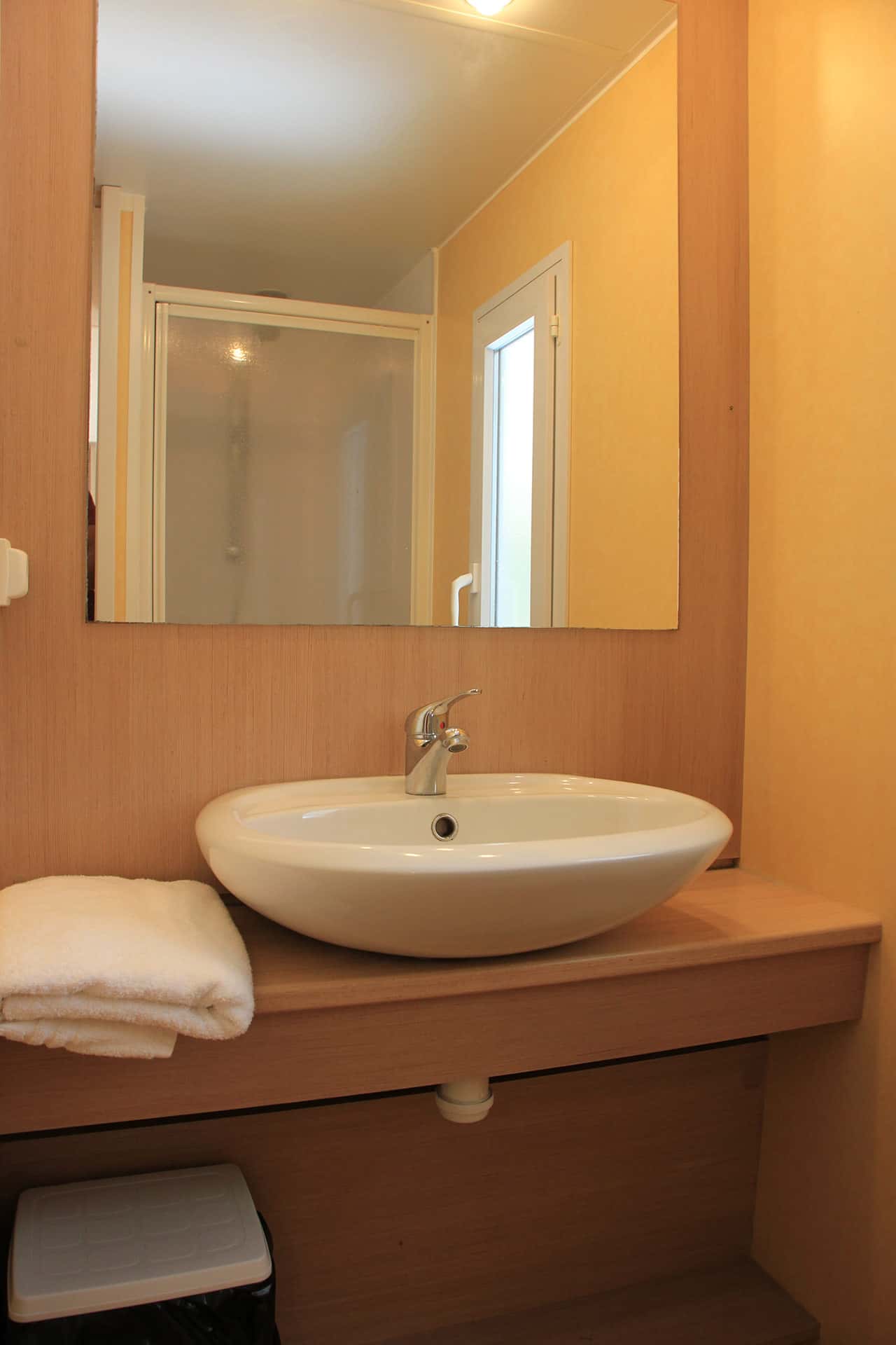 Exemple de salle d'eau du mobile-home 6 personnes de la résidence de vacances Roca Grossa à Calella, au sud de la Costa Brava, en Espagne Exemple de salle d'eau du mobile-home 6 personnes de la résidence de vacances Roca Grossa à Calella, au sud de la Costa Brava, en Espagne