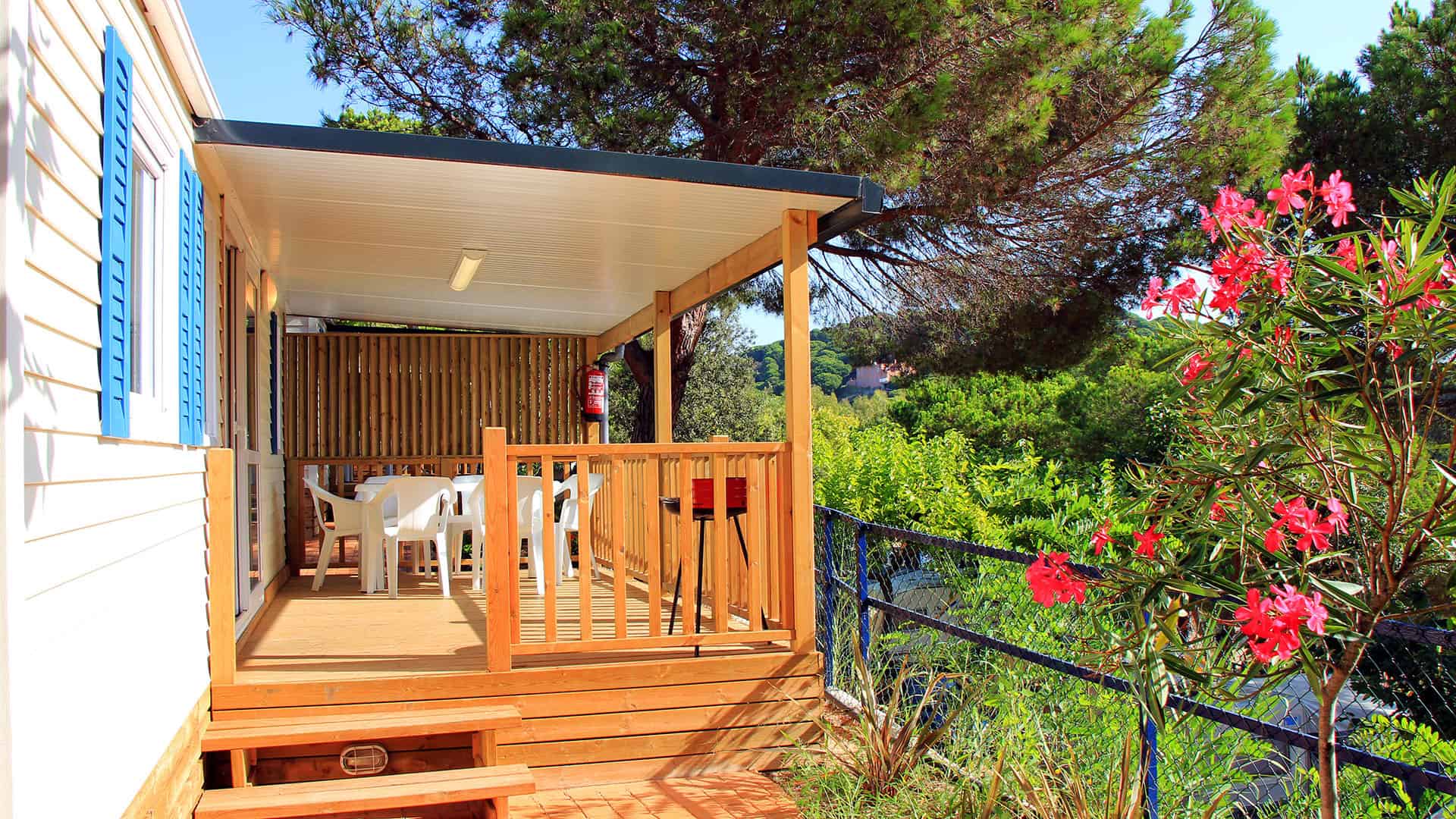 Exemple de terrasse du mobile-home 6 personnes de la résidence de vacances Roca Grossa à Calella, au sud de la Costa Brava, en Espagne Exemple de terrasse du mobile-home 6 personnes de la résidence de vacances Roca Grossa à Calella, au sud de la Costa Brava, en Espagne
