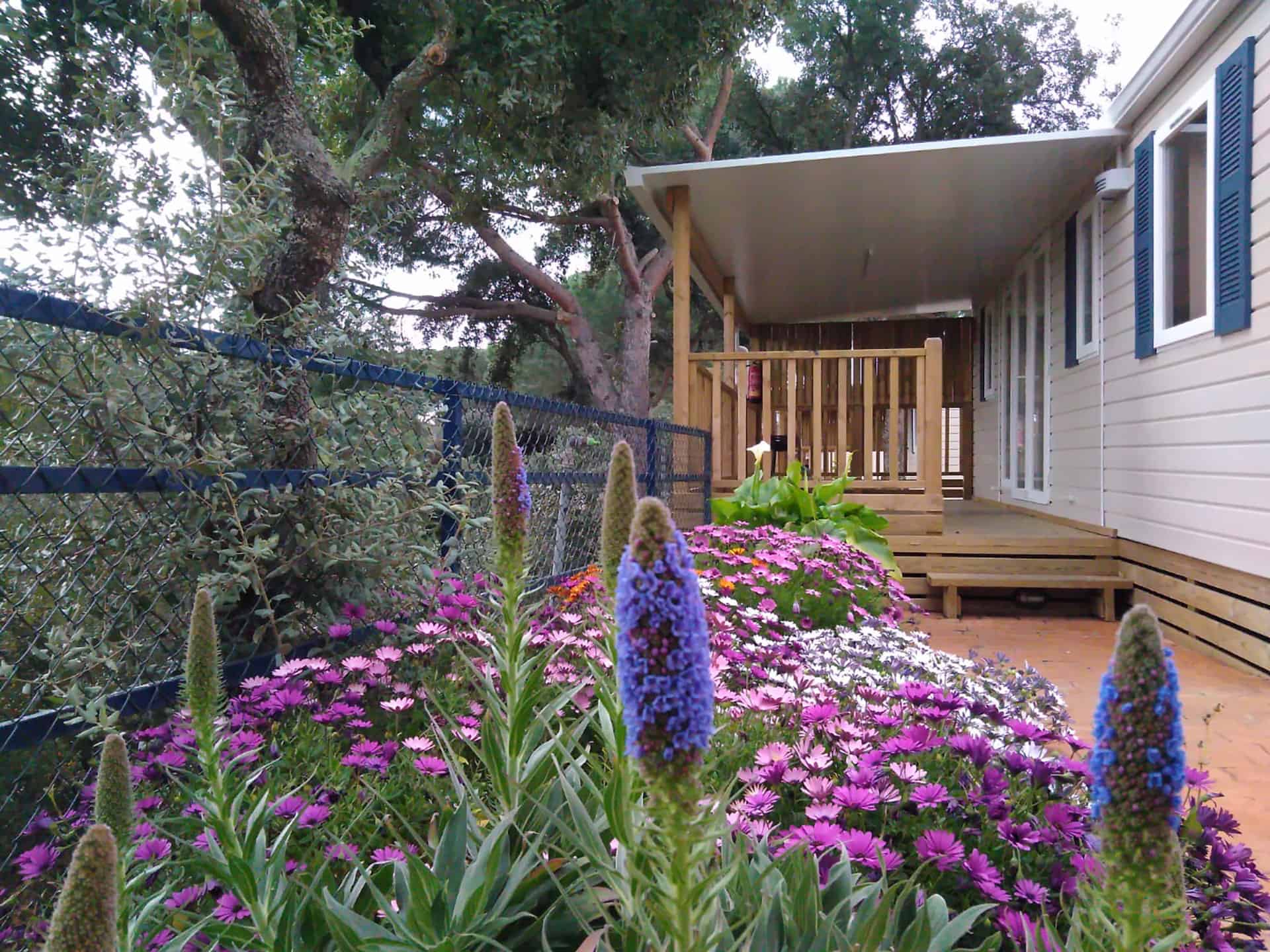 Exemple de terrasse du mobile-home 6 personnes de la résidence de vacances Roca Grossa à Calella, au sud de la Costa Brava, en Espagne Exemple de terrasse du mobile-home 6 personnes de la résidence de vacances Roca Grossa à Calella, au sud de la Costa Brava, en Espagne