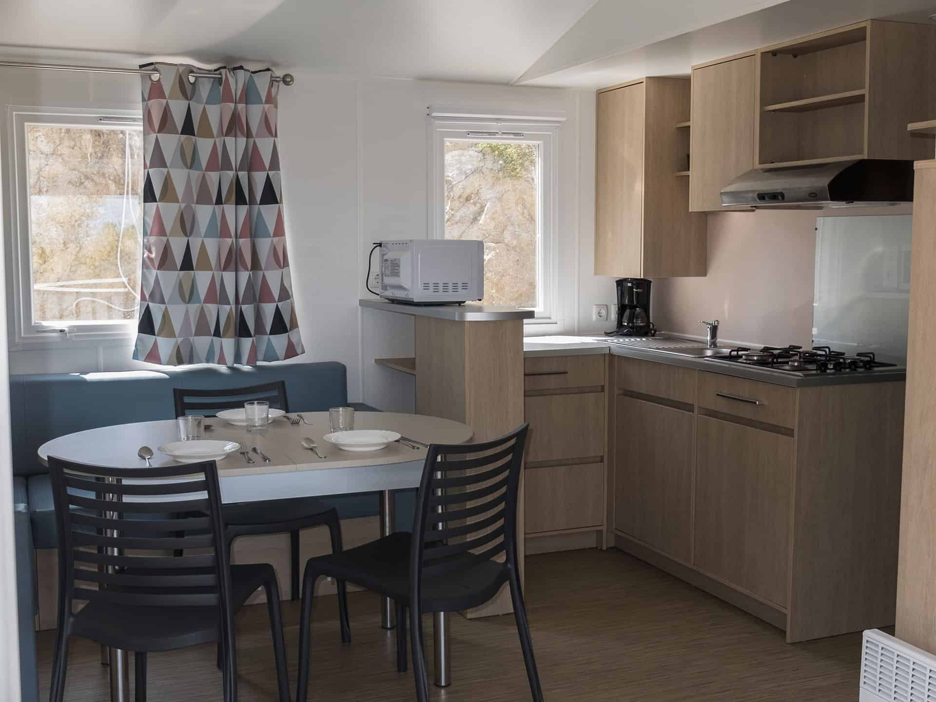 Exemple d'intérieur du mobile-home 6 personnes de la résidence de vacances Roca Grossa à Calella, au sud de la Costa Brava, en Espagne Exemple d'intérieur du mobile-home 6 personnes de la résidence de vacances Roca Grossa à Calella, au sud de la Costa Brava, en Espagne