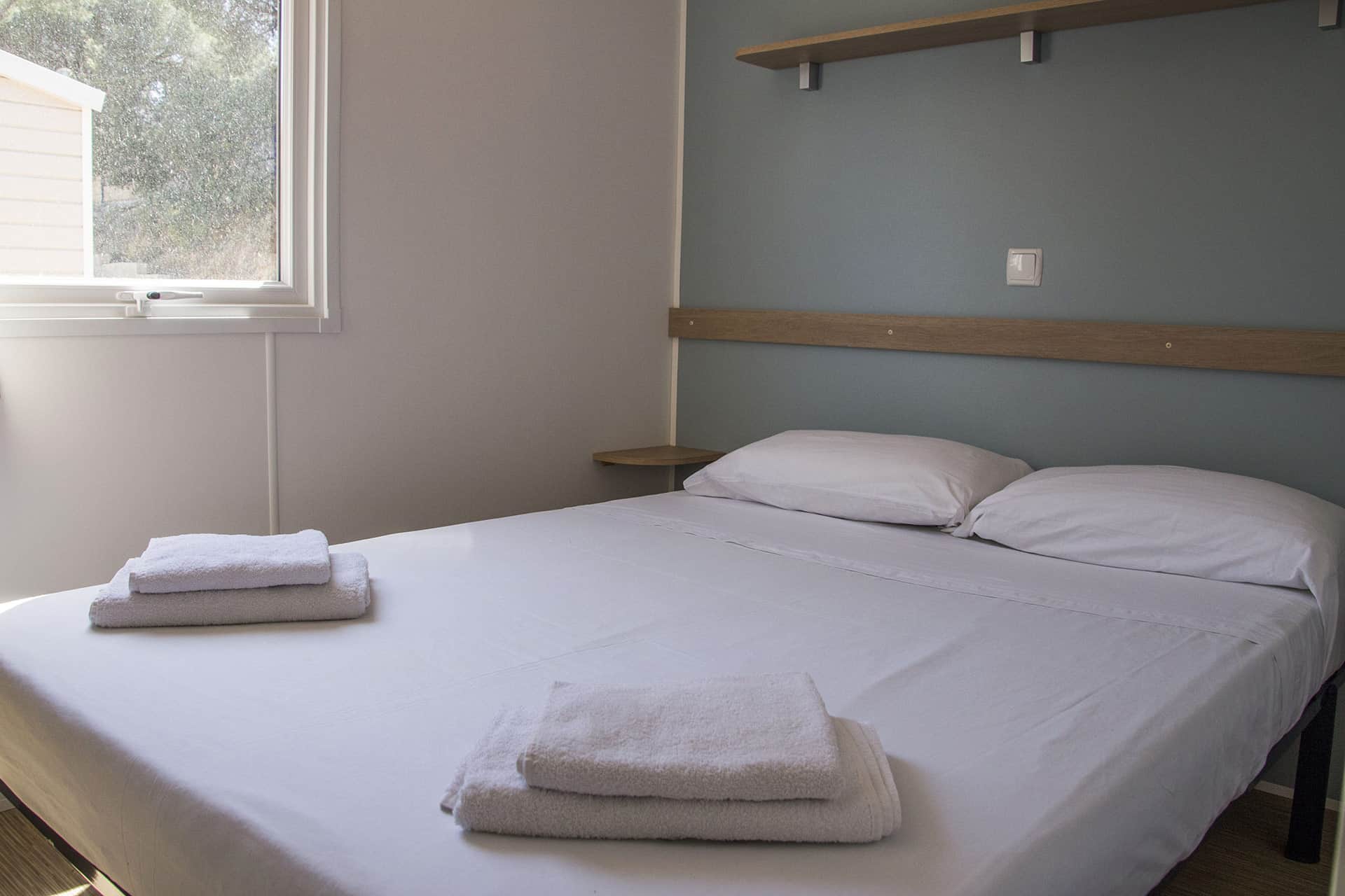 Exemple de chambre du mobile-home 6 personnes de la résidence de vacances Roca Grossa à Calella, au sud de la Costa Brava, en Espagne Exemple de chambre du mobile-home 6 personnes de la résidence de vacances Roca Grossa à Calella, au sud de la Costa Brava, en Espagne