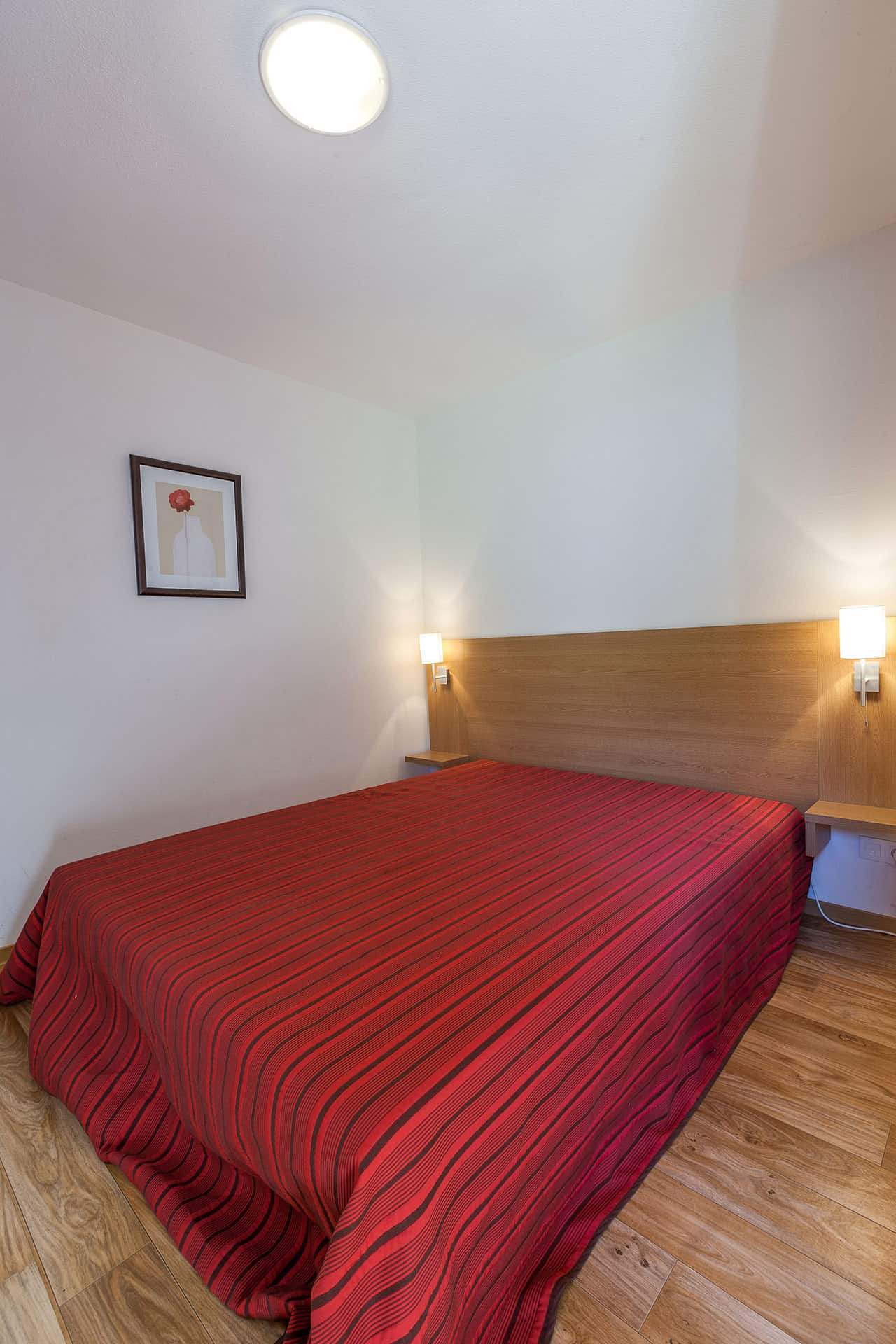 Chambre lit double dans la résidence de vacances Les Cimes du Val d'Allos dans les Alpes du Sud Chambre lit double dans la résidence de vacances Les Cimes du Val d'Allos dans les Alpes du Sud