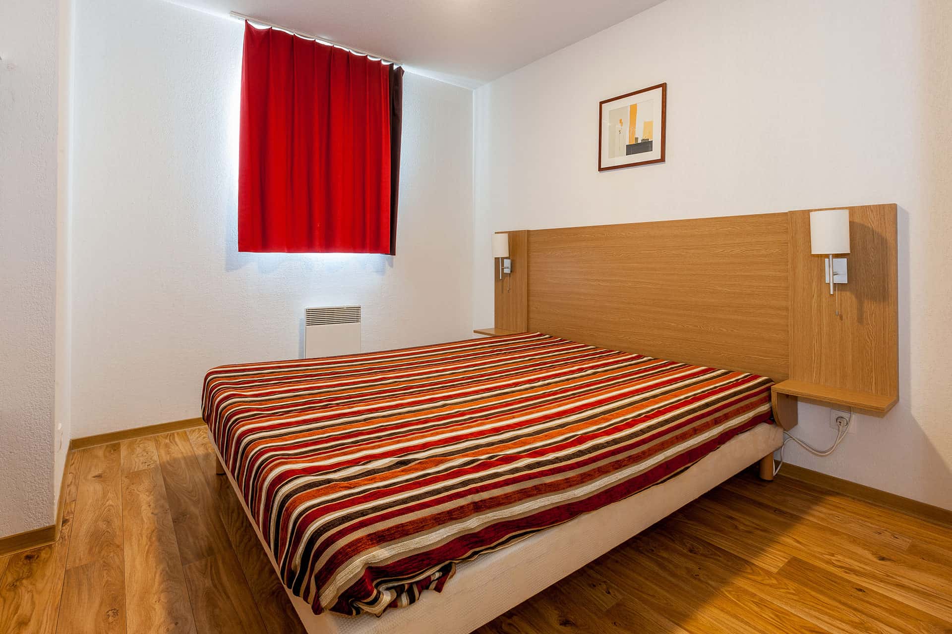 Exemple de chambre avec un lit double dans la résidence de vacances Les Cimes du Val d'Allos dans les Alpes du Sud Exemple de chambre avec un lit double dans la résidence de vacances Les Cimes du Val d'Allos dans les Alpes du Sud