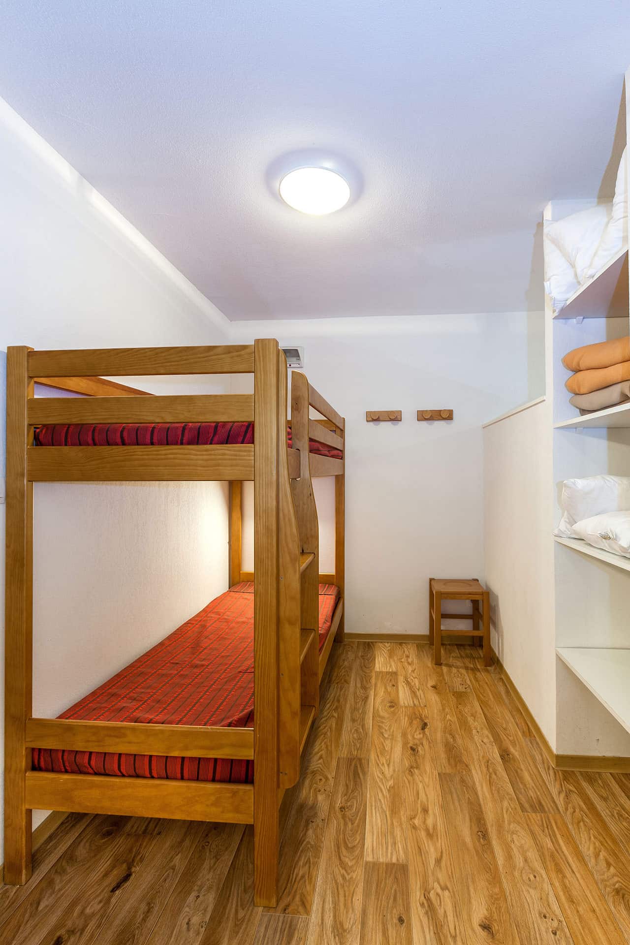 Chambre lits superposés de la résidence de vacances Les Cimes du Val d'Allos dans les Alpes du Sud Chambre lits superposés de la résidence de vacances Les Cimes du Val d'Allos dans les Alpes du Sud