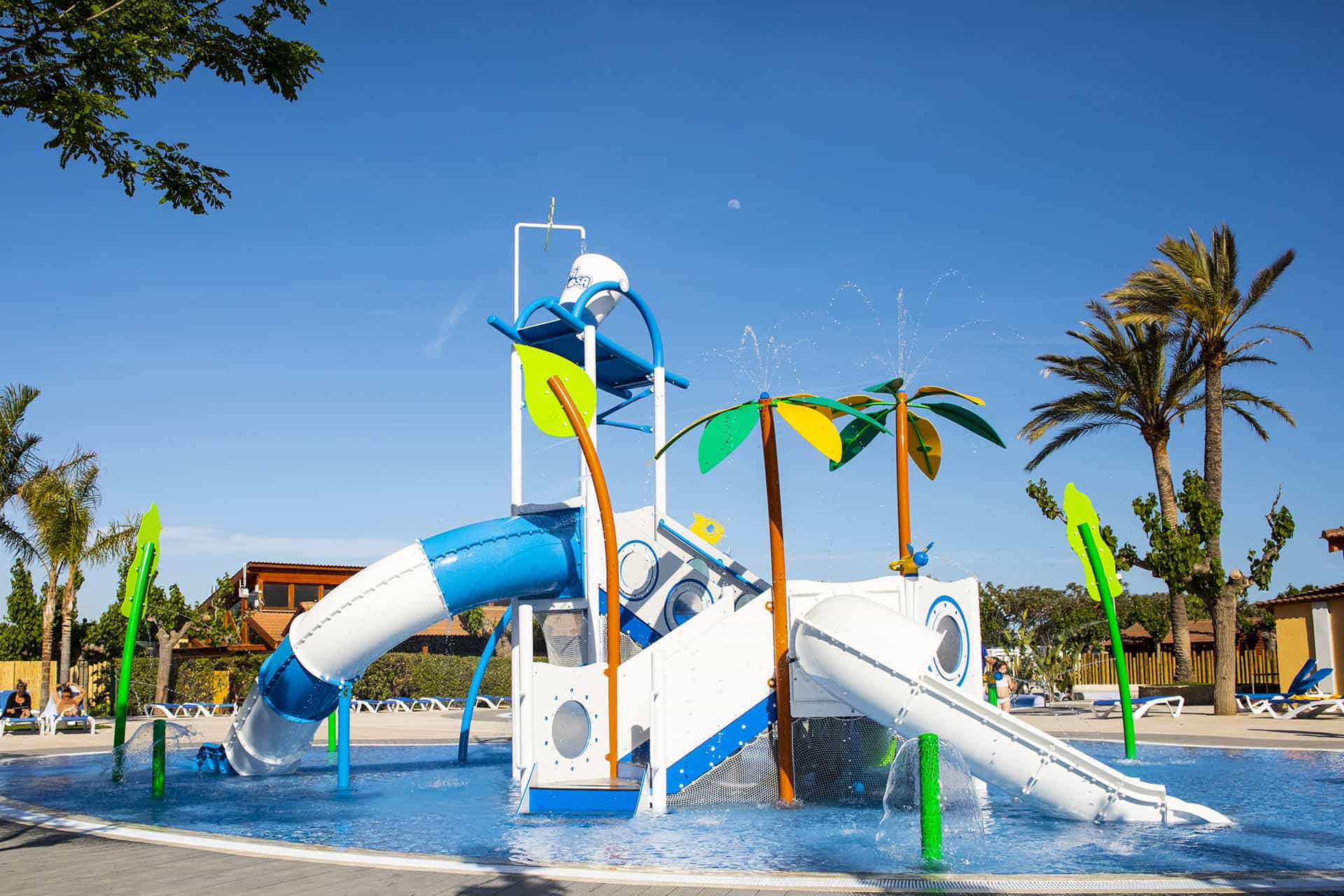 Piscine extérieure de la résidence de vacances La Llosa à Cambrils, sur la Costa Dorada, en Espagne Piscine extérieure de la résidence de vacances La Llosa à Cambrils, sur la Costa Dorada, en Espagne