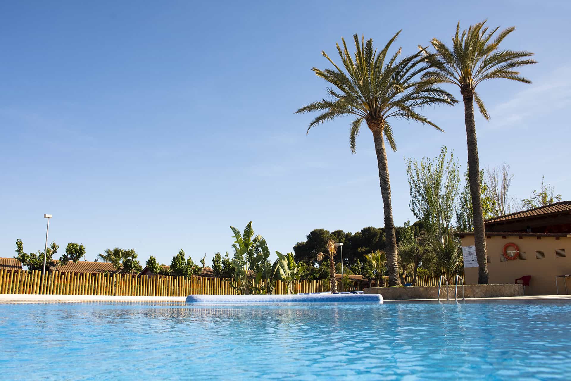 Piscine extérieure de la résidence de vacances La Llosa à Cambrils, sur la Costa Dorada, en Espagne Piscine extérieure de la résidence de vacances La Llosa à Cambrils, sur la Costa Dorada, en Espagne