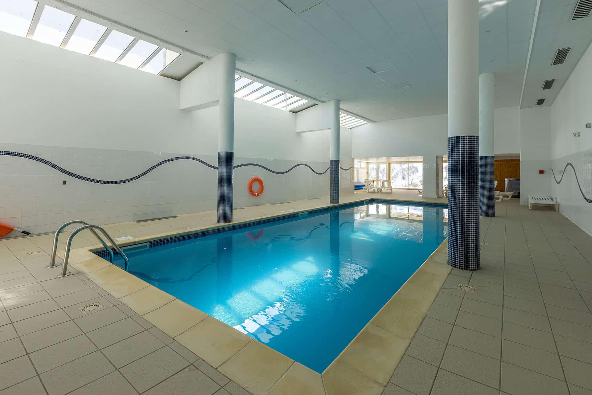 Piscine intérieure chauffée de la résidence de vacances Les Cimes du Val d'Allos dans les Alpes du Sud Piscine intérieure chauffée de la résidence de vacances Les Cimes du Val d'Allos dans les Alpes du Sud