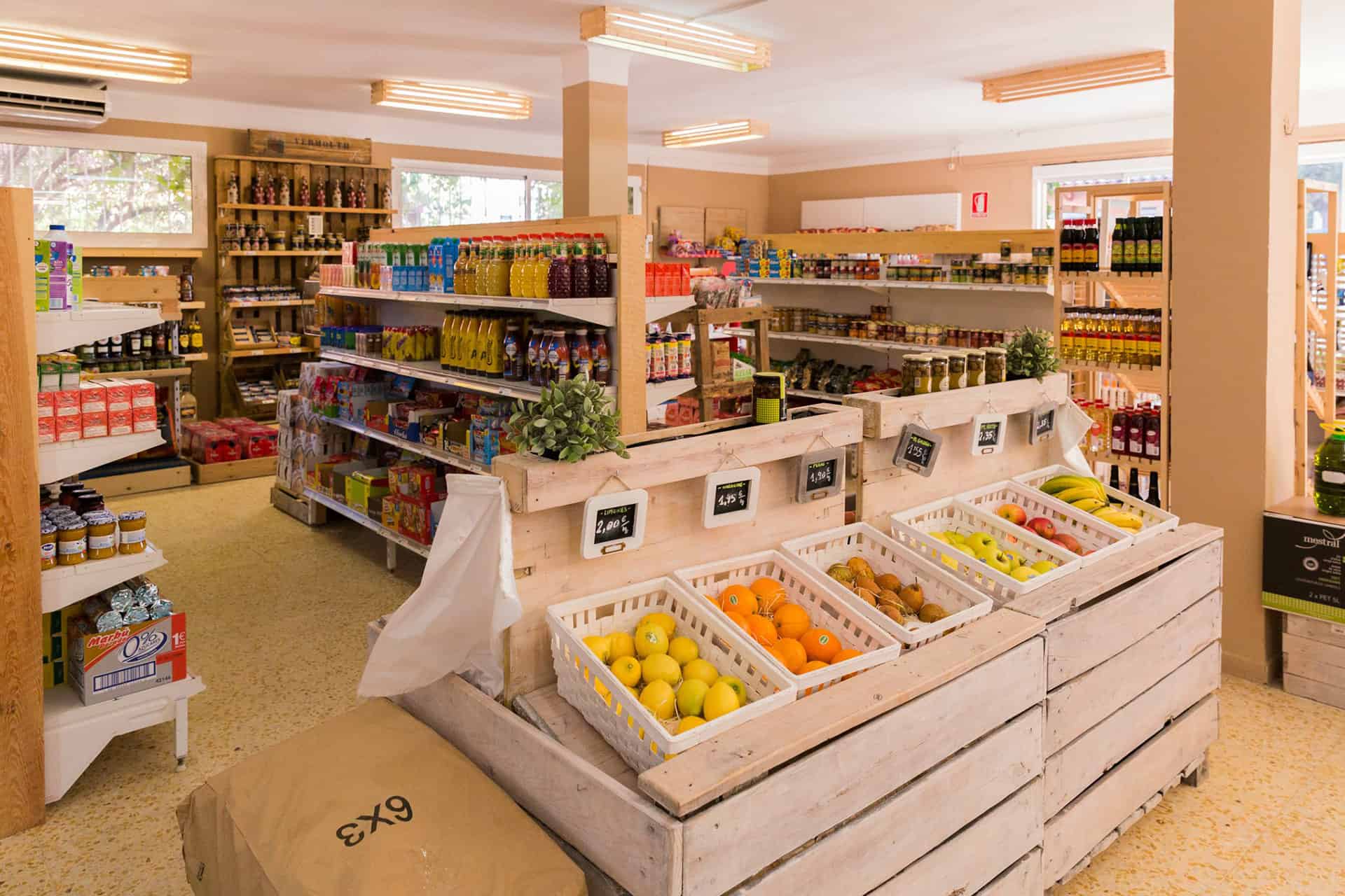 Supérette de la résidence de vacances La Llosa à Cambrils, sur la Costa Dorada, en Espagne Supérette de la résidence de vacances La Llosa à Cambrils, sur la Costa Dorada, en Espagne