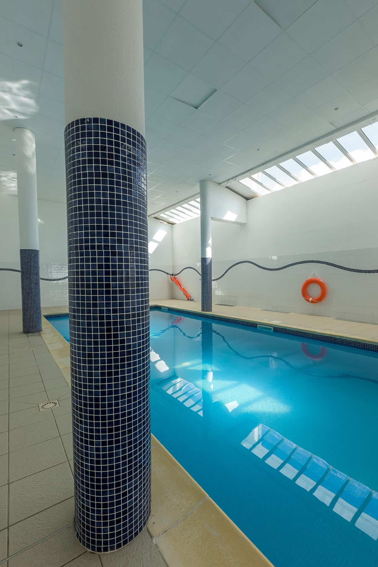 Piscine intérieure chauffée de la résidence de vacances Les Cimes du Val d'Allos dans les Alpes du Sud Piscine intérieure chauffée de la résidence de vacances Les Cimes du Val d'Allos dans les Alpes du Sud