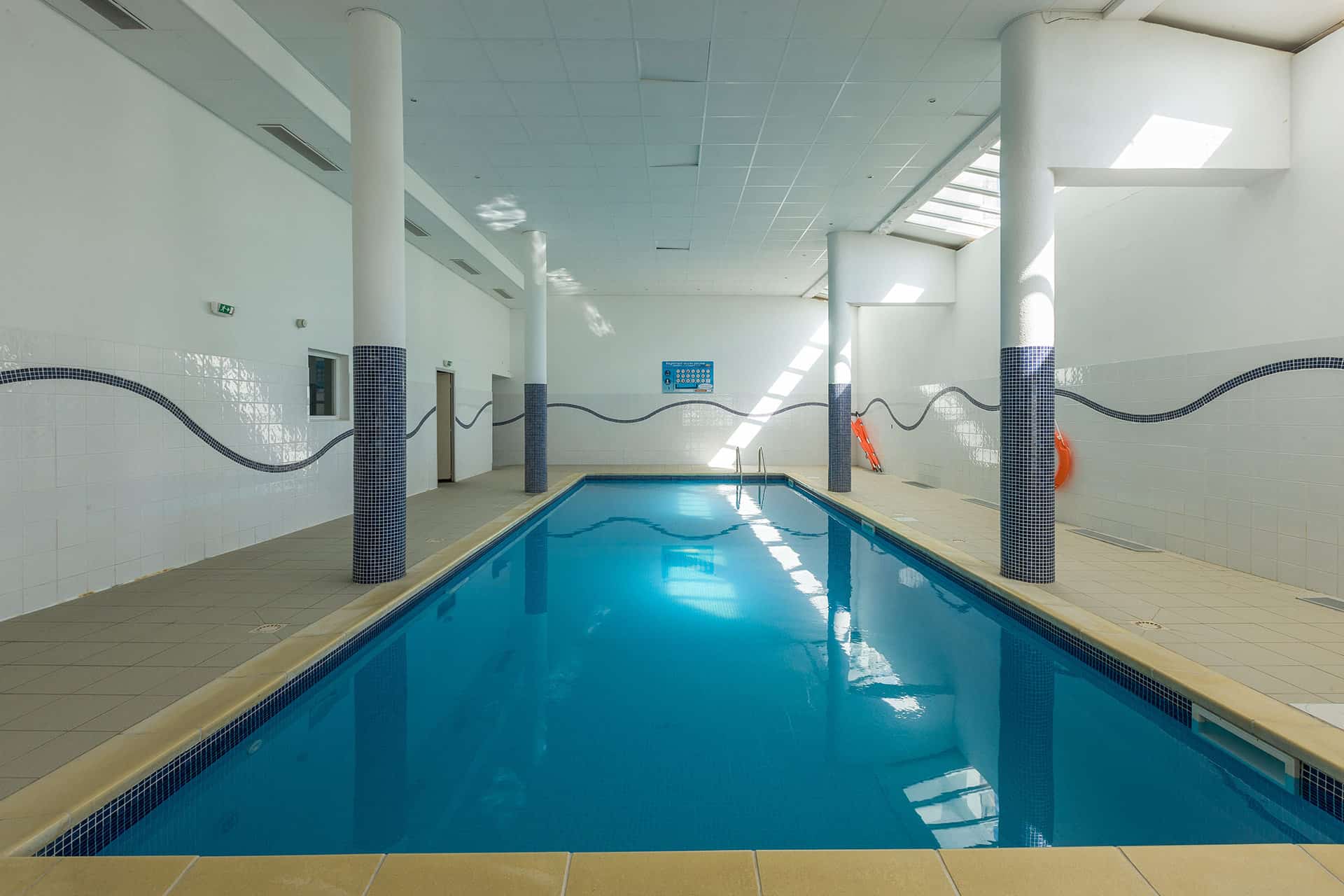 Piscine intérieure chauffée de la résidence de vacances Les Cimes du Val d'Allos dans les Alpes du Sud Piscine intérieure chauffée de la résidence de vacances Les Cimes du Val d'Allos dans les Alpes du Sud