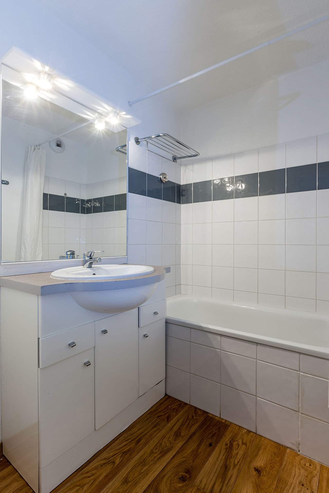 Exemple de salle de bain dans la résidence de vacances Les Cimes du Val d'Allos dans les Alpes du Sud Exemple de salle de bain dans la résidence de vacances Les Cimes du Val d'Allos dans les Alpes du Sud