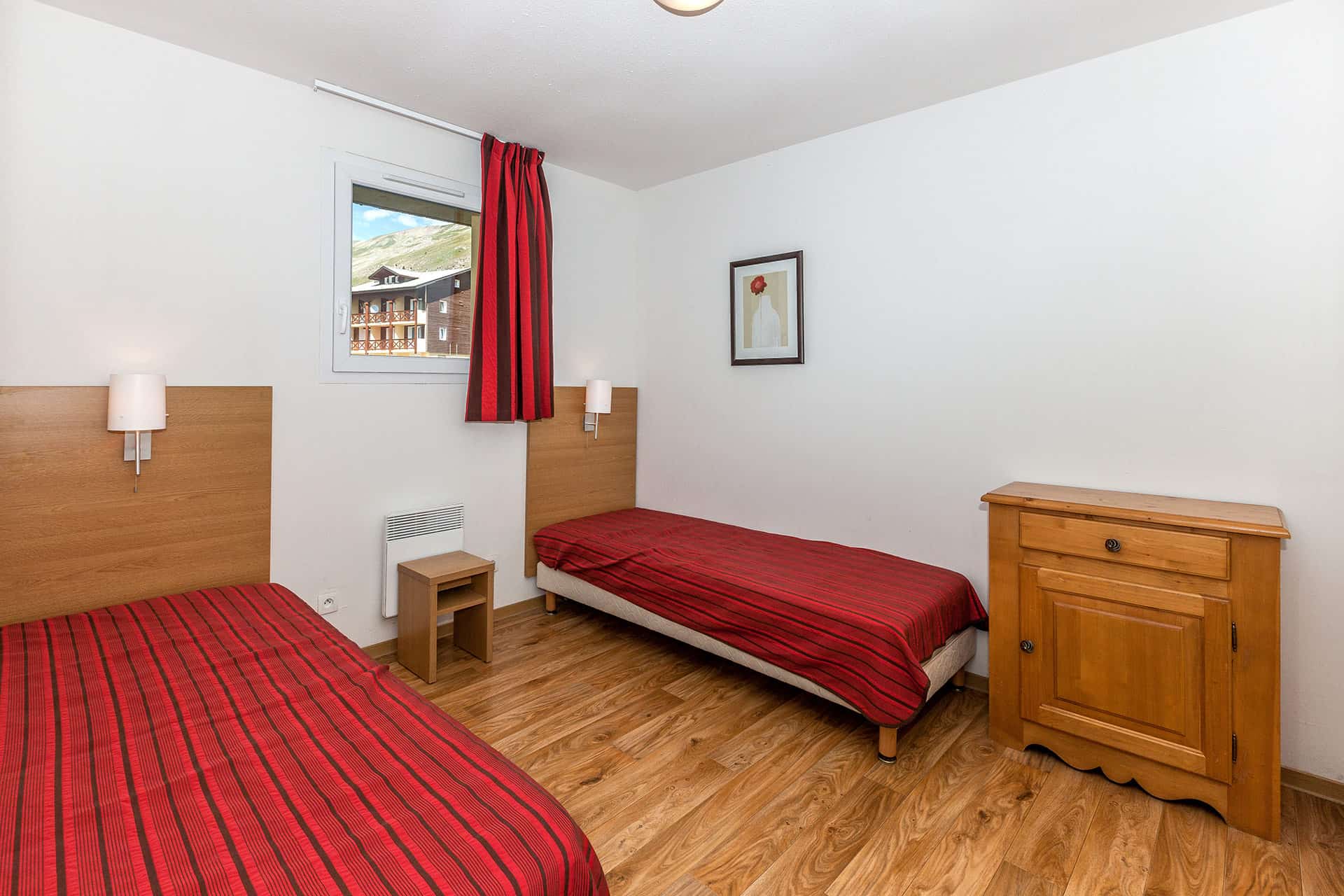 Exemple de chambre avec deux lits simples dans la résidence de vacances Les Cimes du Val d'Allos dans les Alpes du Sud Exemple de chambre avec deux lits simples dans la résidence de vacances Les Cimes du Val d'Allos dans les Alpes du Sud