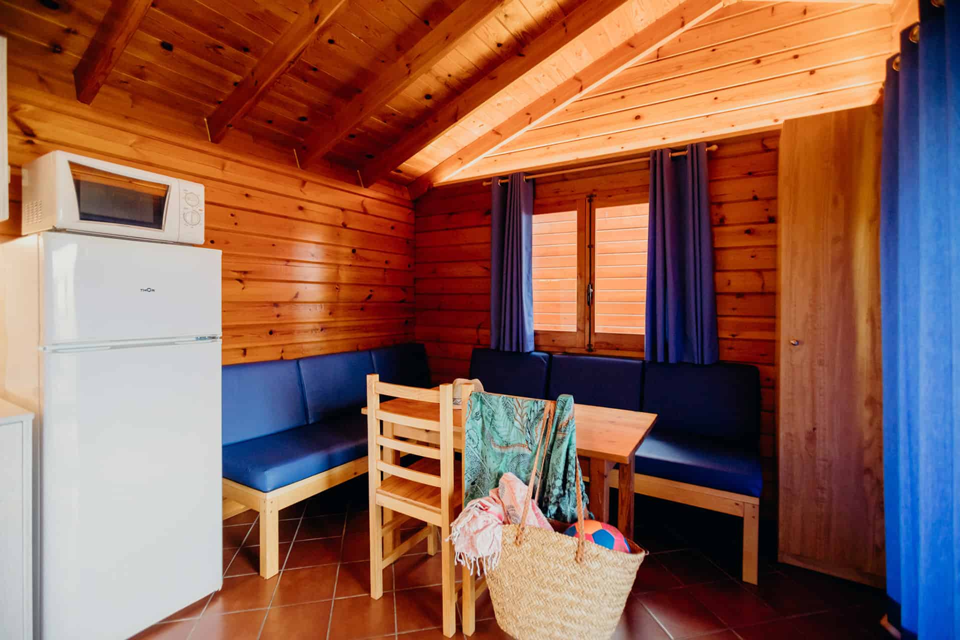 Exemple d'intérieur du bungalow 4 personnes LLEBEIG de la résidence de vacances La Llosa à Cambrils, sur la Costa Dorada, en Espagne Exemple d'intérieur du bungalow 4 personnes LLEBEIG de la résidence de vacances La Llosa à Cambrils, sur la Costa Dorada, en Espagne