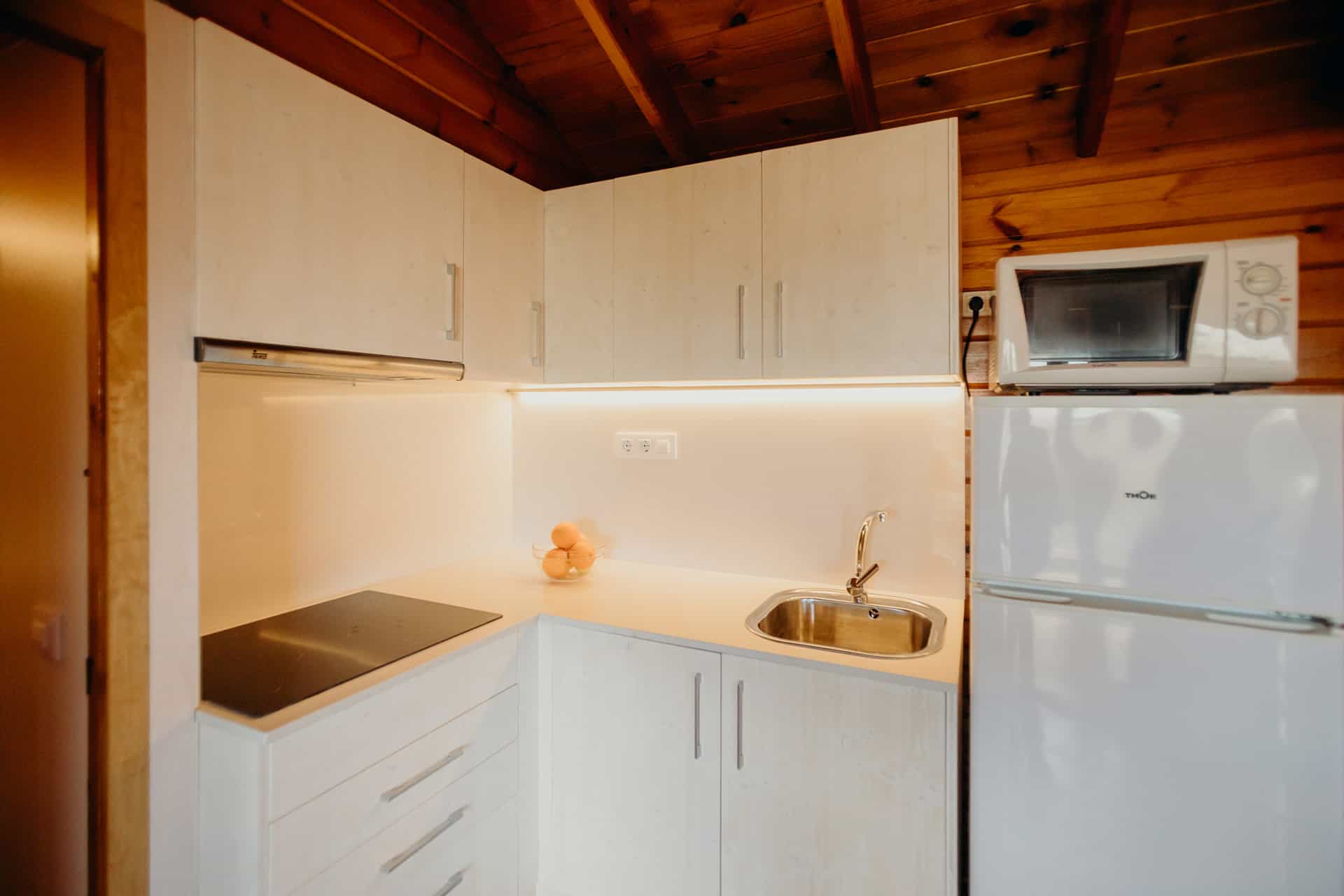 Exemple de cuisine du bungalow 4 personnes LLEBEIG de la résidence de vacances La Llosa à Cambrils, sur la Costa Dorada, en Espagne Exemple de cuisine du bungalow 4 personnes LLEBEIG de la résidence de vacances La Llosa à Cambrils, sur la Costa Dorada, en Espagne