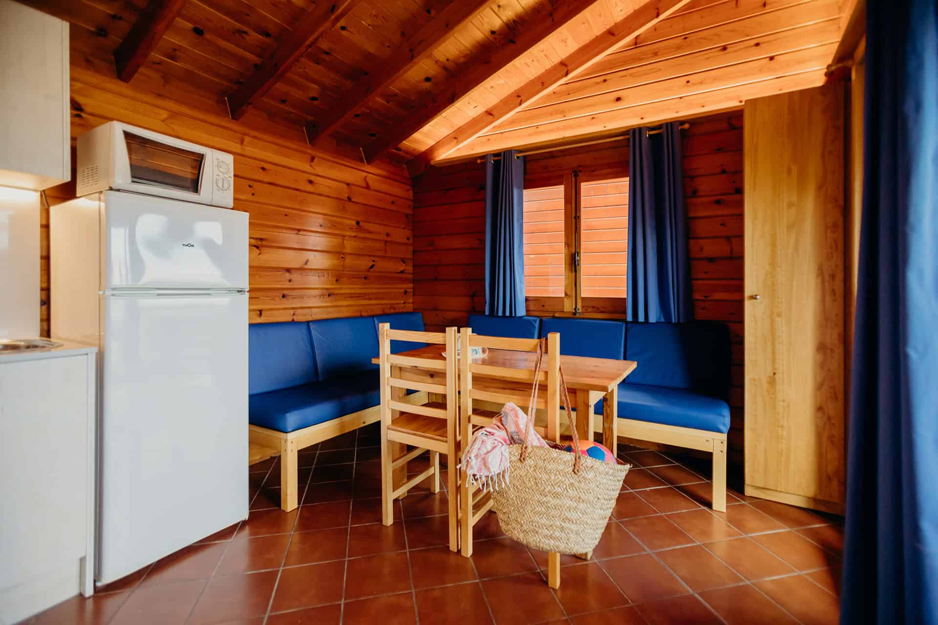 Exemple d'intérieur du bungalow 4 personnes LLEBEIG de la résidence de vacances La Llosa à Cambrils, sur la Costa Dorada, en Espagne Exemple d'intérieur du bungalow 4 personnes LLEBEIG de la résidence de vacances La Llosa à Cambrils, sur la Costa Dorada, en Espagne