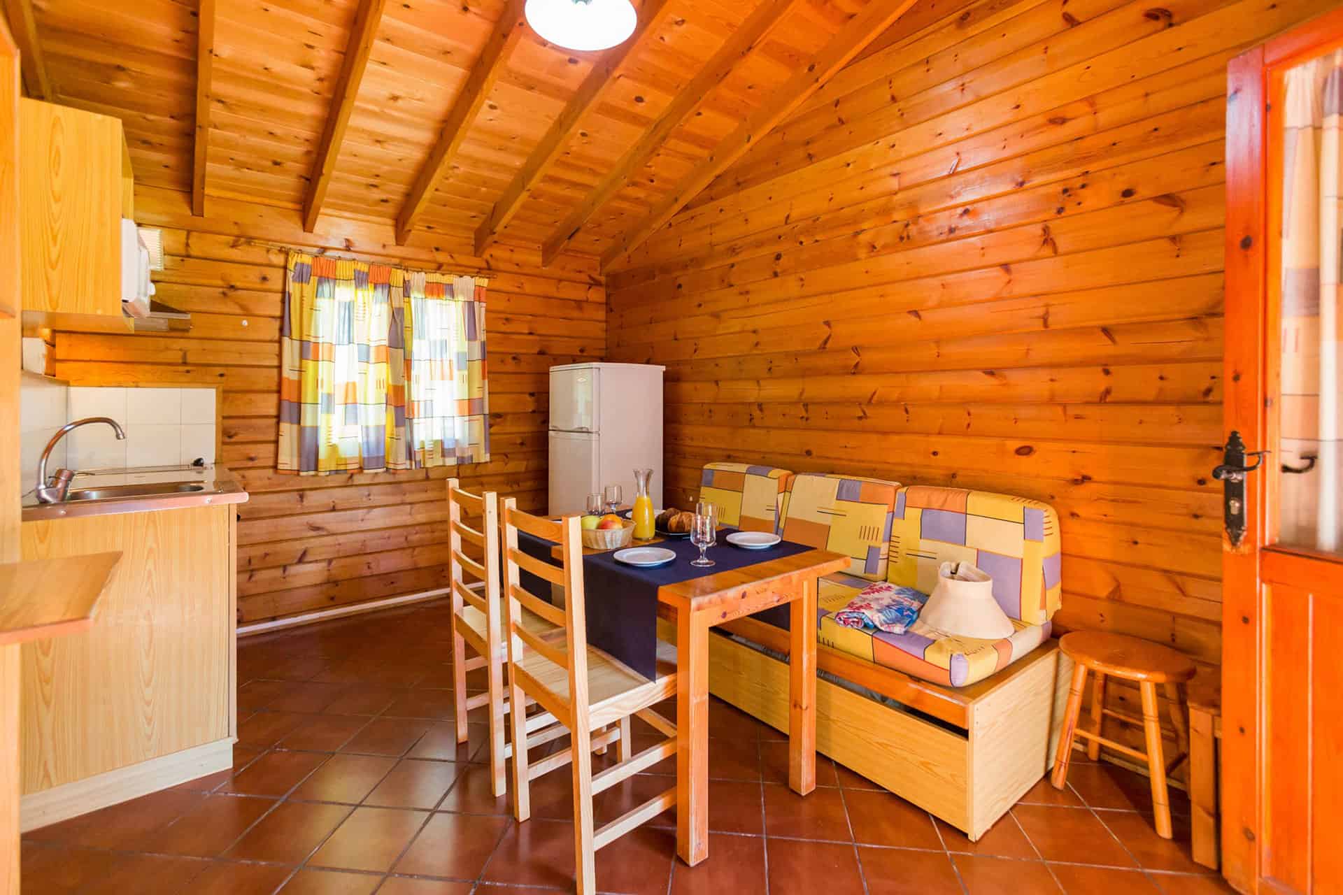 Exemple d'intérieur du Bungalow 5 personnes GREGAL de la résidence de vacances La Llosa à Cambrils, sur la Costa Dorada, en Espagne Exemple d'intérieur du Bungalow 5 personnes GREGAL de la résidence de vacances La Llosa à Cambrils, sur la Costa Dorada, en Espagne