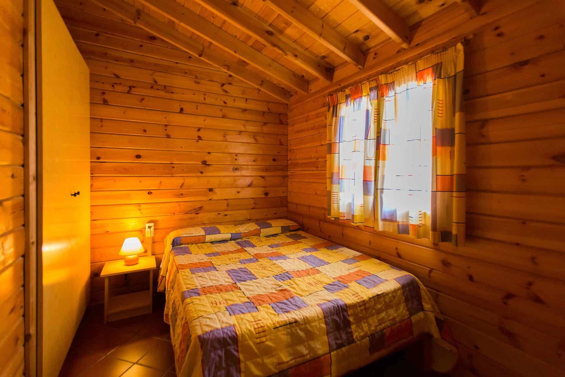 Exemple de chambre du Bungalow 5 personnes GREGAL de la résidence de vacances La Llosa à Cambrils, sur la Costa Dorada, en Espagne Exemple de chambre du Bungalow 5 personnes GREGAL de la résidence de vacances La Llosa à Cambrils, sur la Costa Dorada, en Espagne