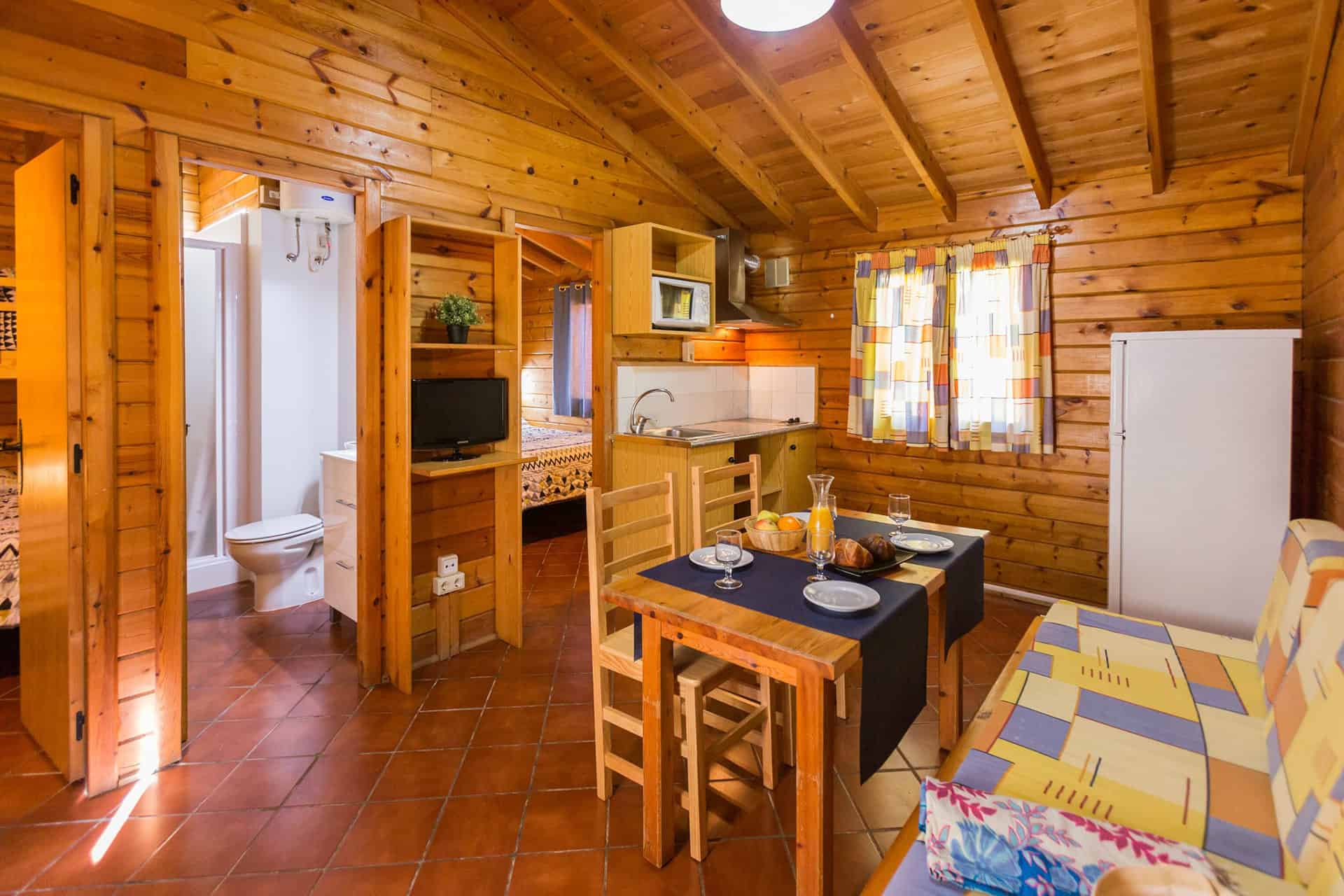 Exemple d'intérieur du Bungalow 5 personnes GREGAL de la résidence de vacances La Llosa à Cambrils, sur la Costa Dorada, en Espagne Exemple d'intérieur du Bungalow 5 personnes GREGAL de la résidence de vacances La Llosa à Cambrils, sur la Costa Dorada, en Espagne