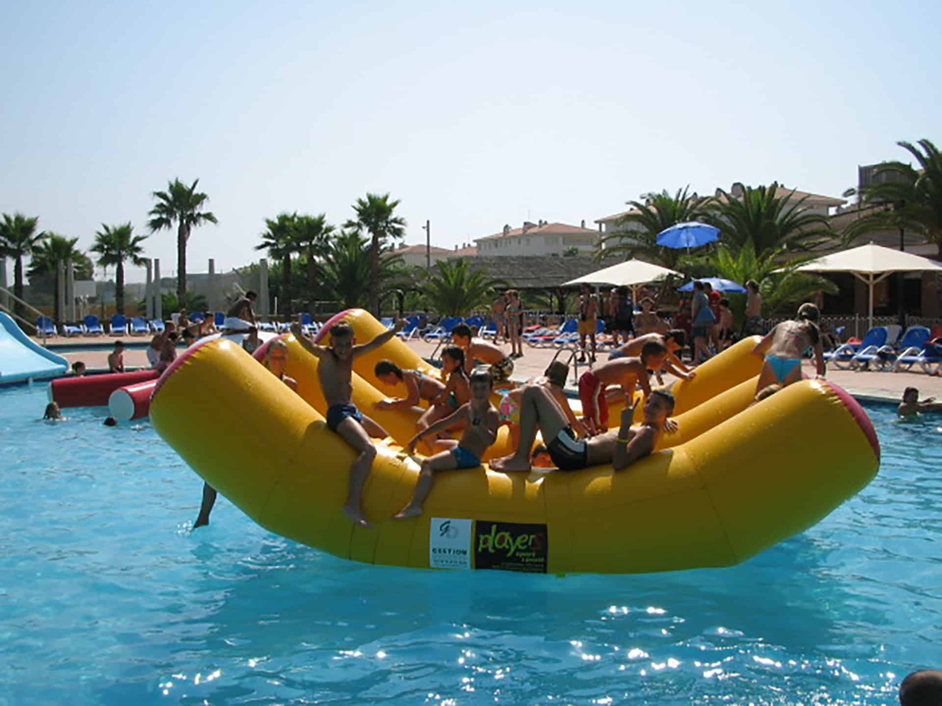 Piscine extérieure de la résidence de vacances Vendrell Platja à Comarruga, sur la Costa Dorada, en Espagne Piscine extérieure de la résidence de vacances Vendrell Platja à Comarruga, sur la Costa Dorada, en Espagne