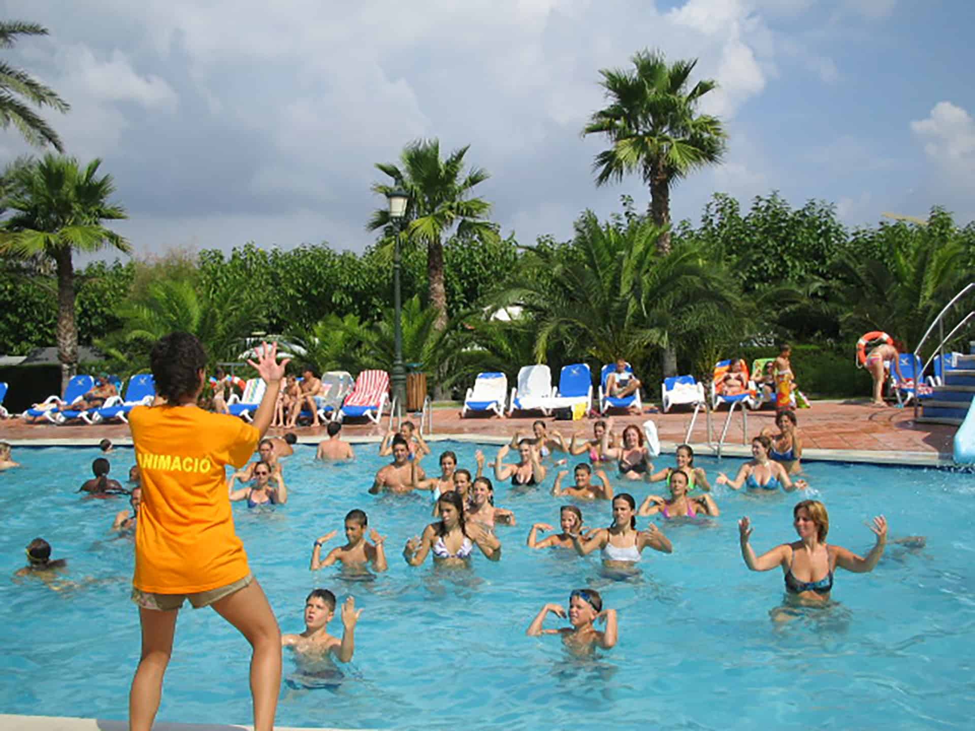 Piscine extérieure de la résidence de vacances Vendrell Platja à Comarruga, sur la Costa Dorada, en Espagne Piscine extérieure de la résidence de vacances Vendrell Platja à Comarruga, sur la Costa Dorada, en Espagne