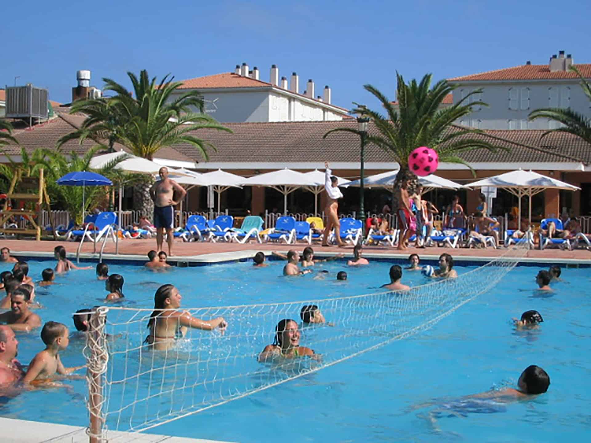 Piscine extérieure de la résidence de vacances Vendrell Platja à Comarruga, sur la Costa Dorada, en Espagne Piscine extérieure de la résidence de vacances Vendrell Platja à Comarruga, sur la Costa Dorada, en Espagne