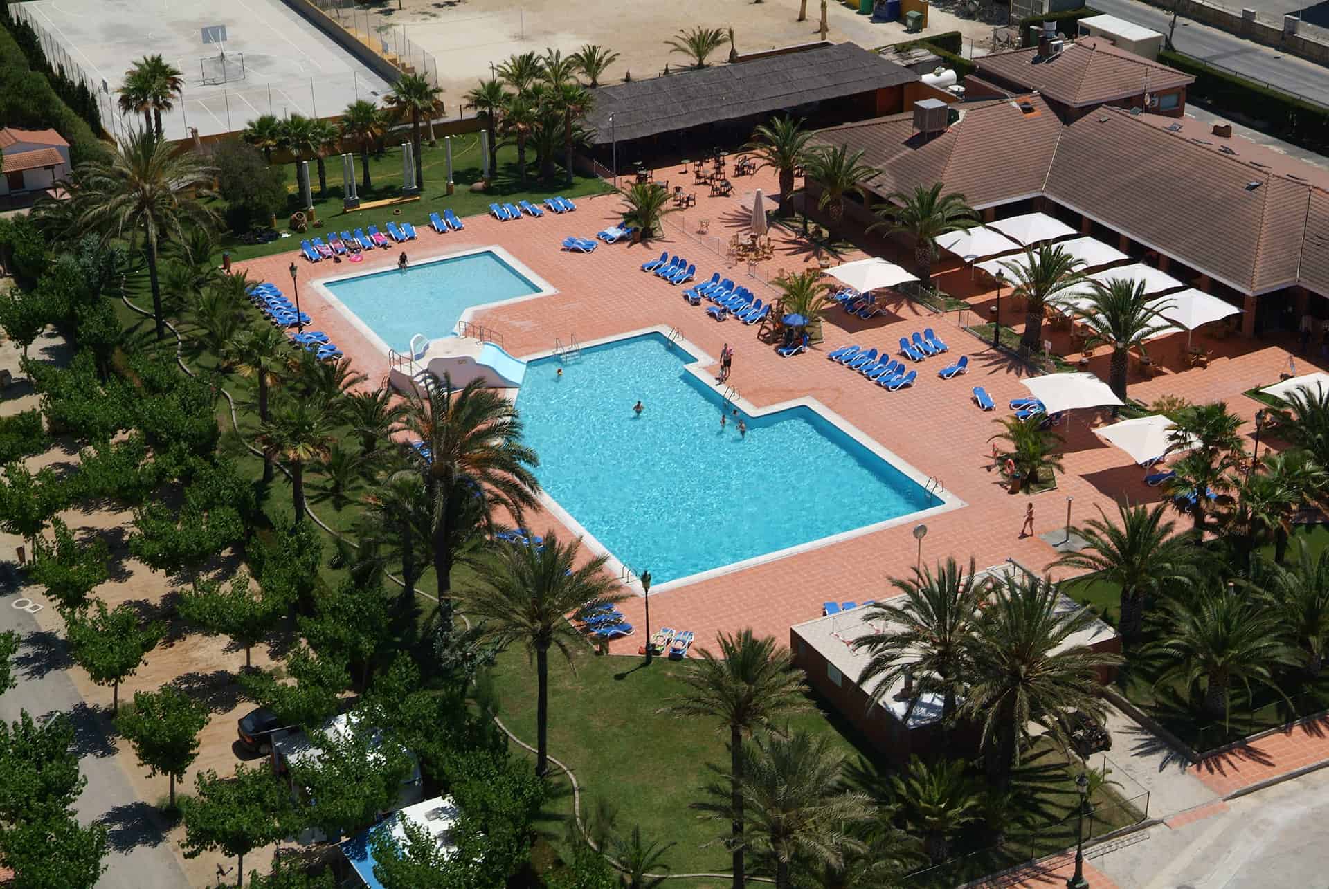Piscine extérieure de la résidence de vacances Vendrell Platja à Comarruga, sur la Costa Dorada, en Espagne Piscine extérieure de la résidence de vacances Vendrell Platja à Comarruga, sur la Costa Dorada, en Espagne