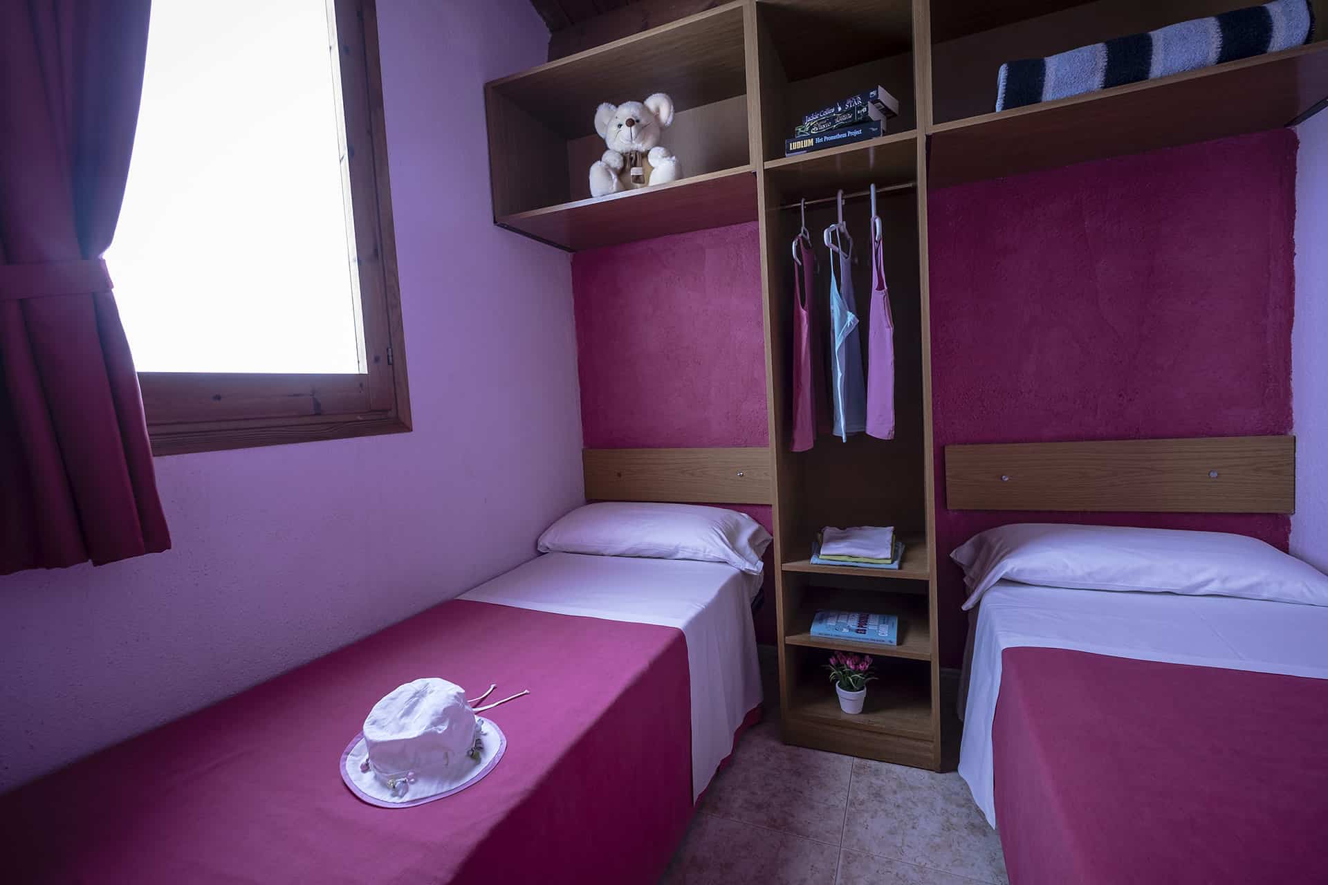 Exemple de chambre de mobile-home 4/6 personnes de la résidence de vacances Vendrell Platja à Comarruga, sur la Costa Dorada, en Espagne Exemple de chambre de mobile-home 4/6 personnes de la résidence de vacances Vendrell Platja à Comarruga, sur la Costa Dorada, en Espagne