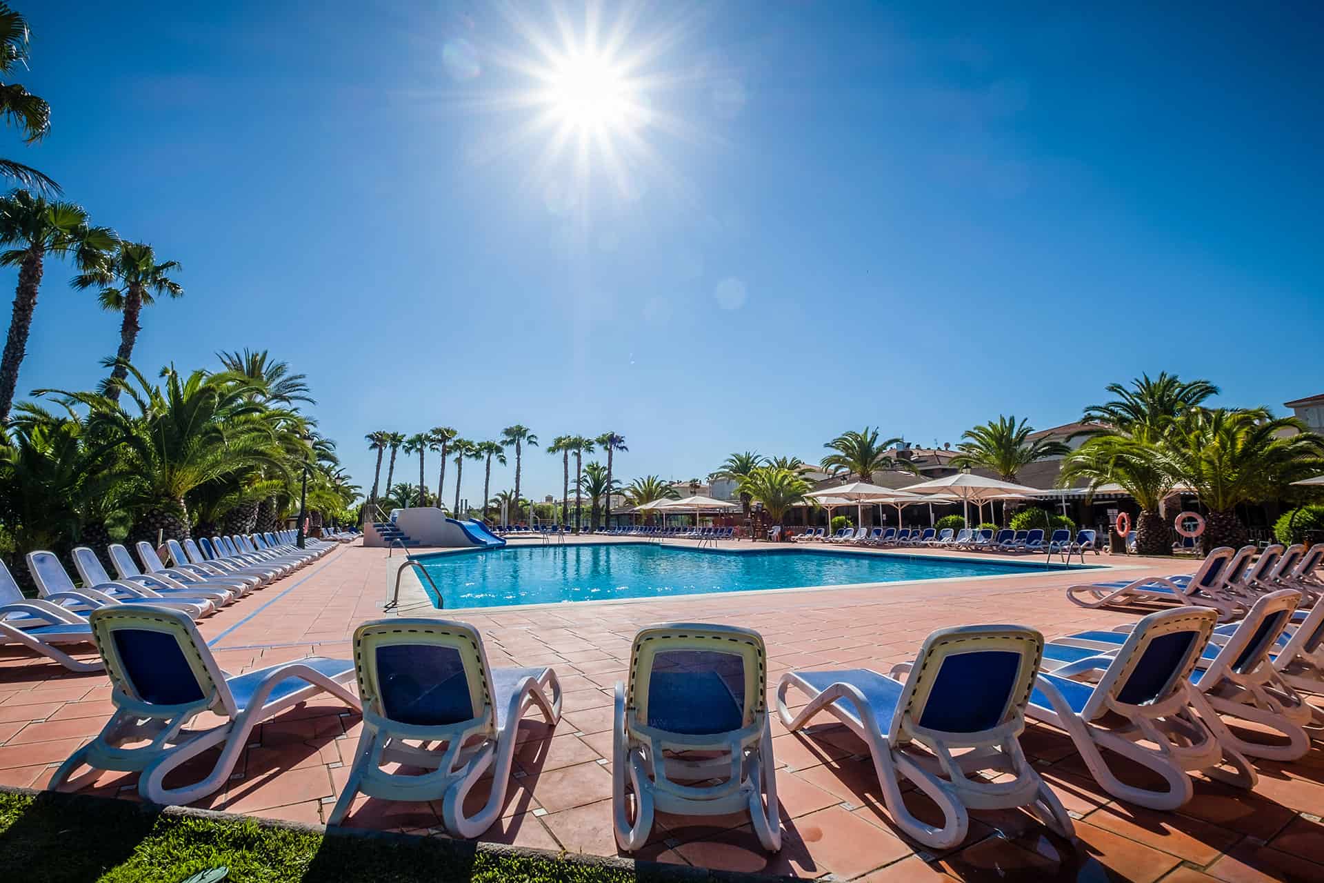 Piscine extérieure de la résidence de vacances Vendrell Platja à Comarruga, sur la Costa Dorada, en Espagne Piscine extérieure de la résidence de vacances Vendrell Platja à Comarruga, sur la Costa Dorada, en Espagne