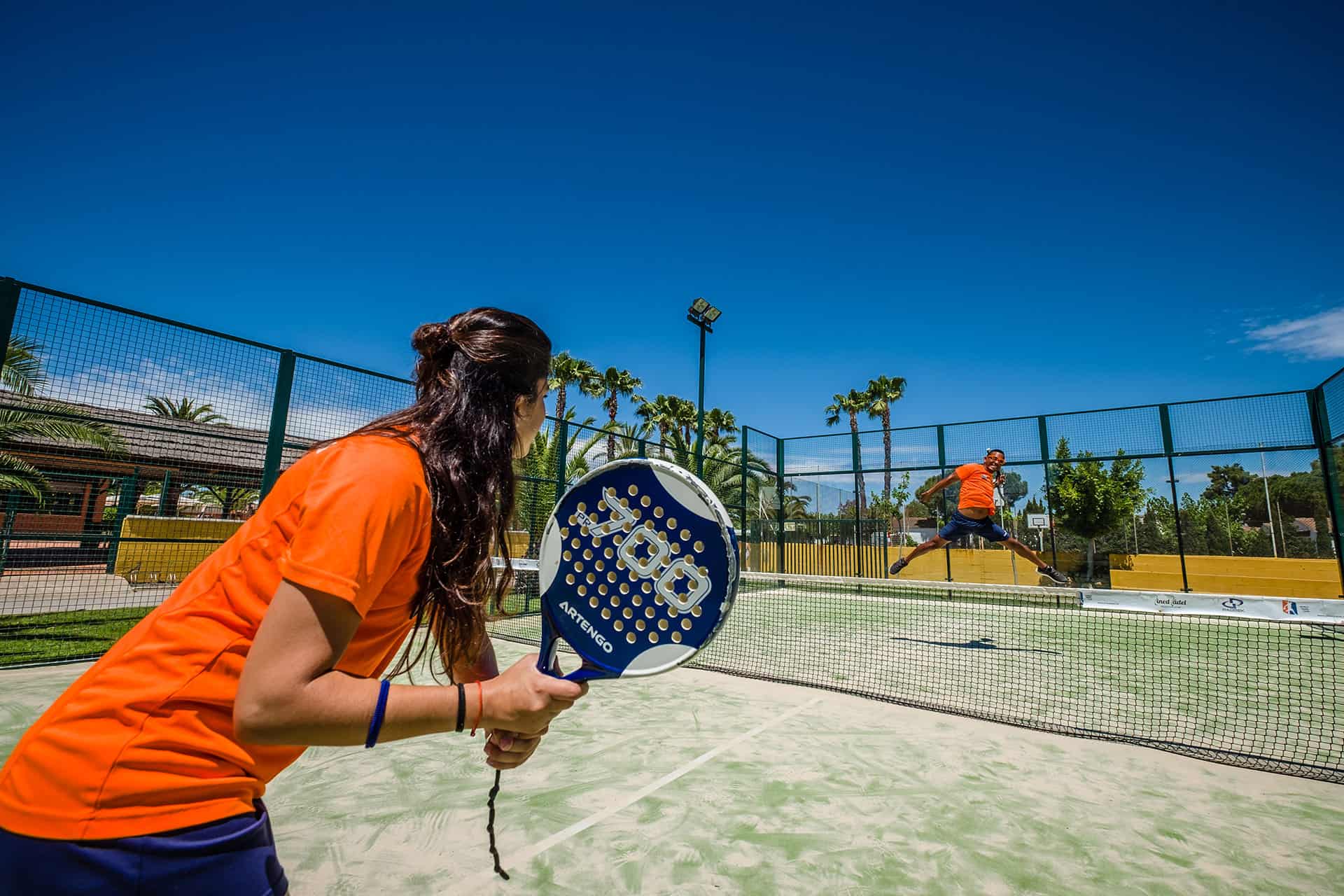 Terrain de paddle tennis de la résidence de vacances Vendrell Platja à Comarruga, sur la Costa Dorada, en Espagne Terrain de paddle tennis de la résidence de vacances Vendrell Platja à Comarruga, sur la Costa Dorada, en Espagne