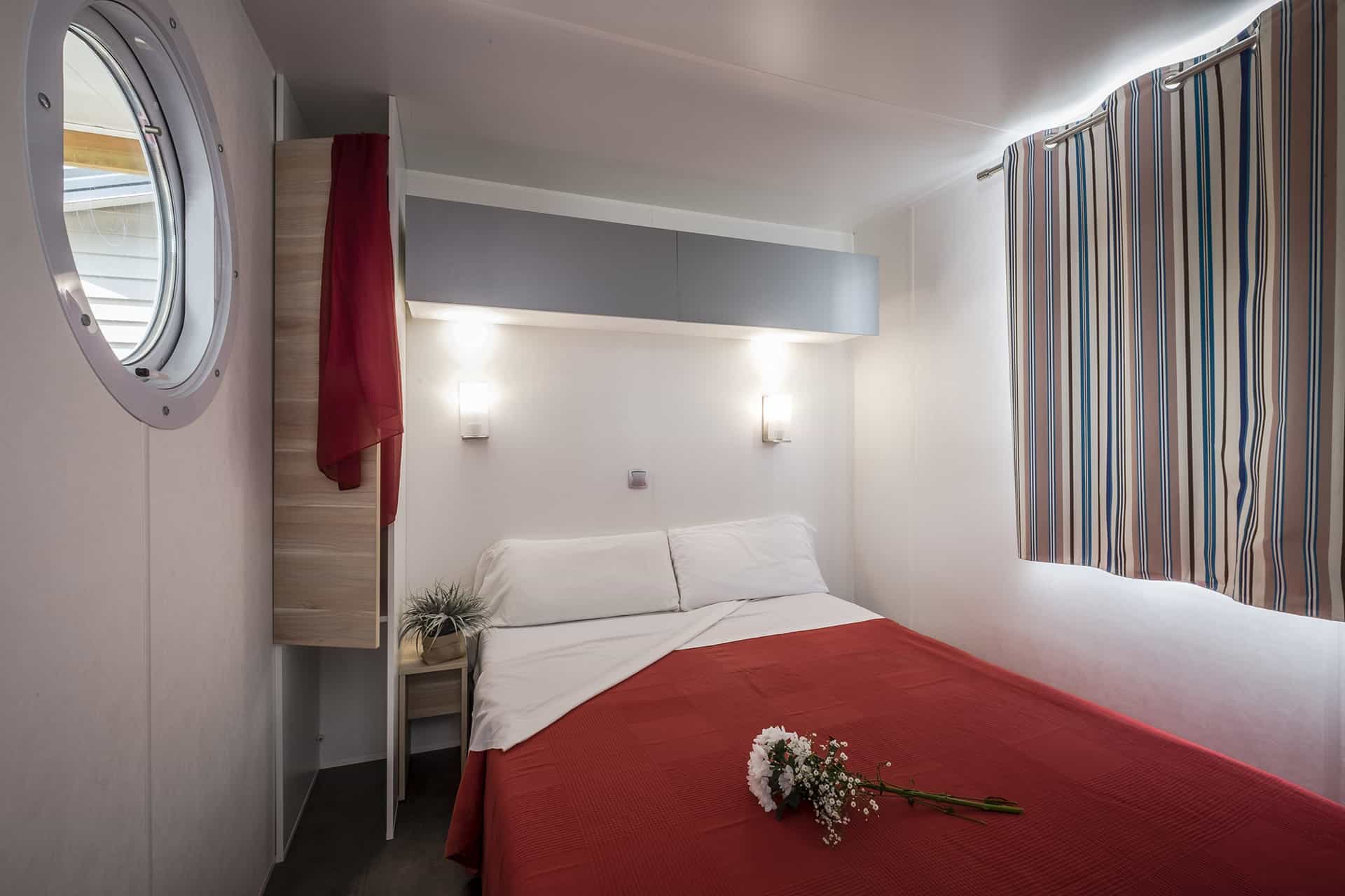 Exemple de chambre d'un mobile-home de la résidence de vacances Vendrell Platja à Comarruga, sur la Costa Dorada, en Espagne Exemple de chambre d'un mobile-home de la résidence de vacances Vendrell Platja à Comarruga, sur la Costa Dorada, en Espagne