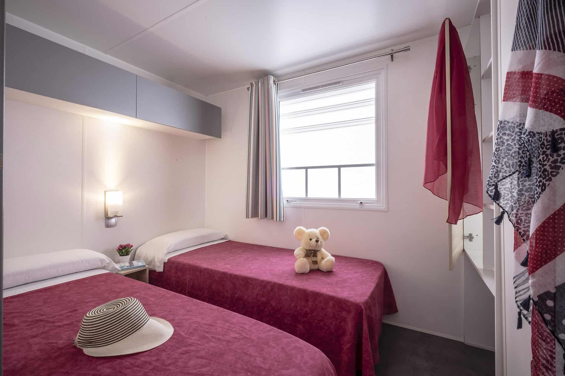 Exemple de chambre d'un mobile-home de la résidence de vacances Vendrell Platja à Comarruga, sur la Costa Dorada, en Espagne Exemple de chambre d'un mobile-home de la résidence de vacances Vendrell Platja à Comarruga, sur la Costa Dorada, en Espagne