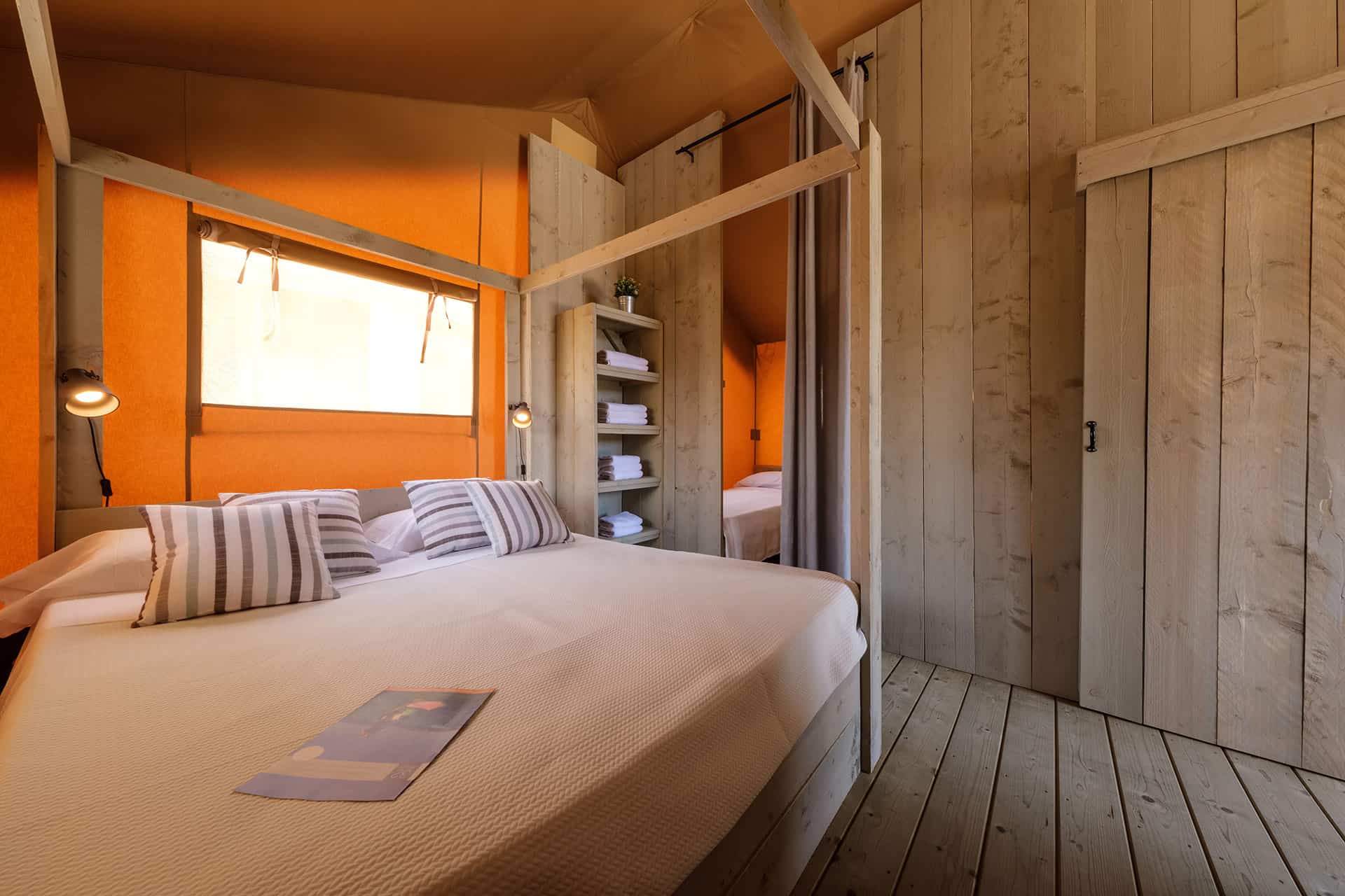 Exemple de chambre de Tente Safari de la résidence de vacances Vendrell Platja à Comarruga, sur la Costa Dorada, en Espagne Exemple de chambre de Tente Safari de la résidence de vacances Vendrell Platja à Comarruga, sur la Costa Dorada, en Espagne