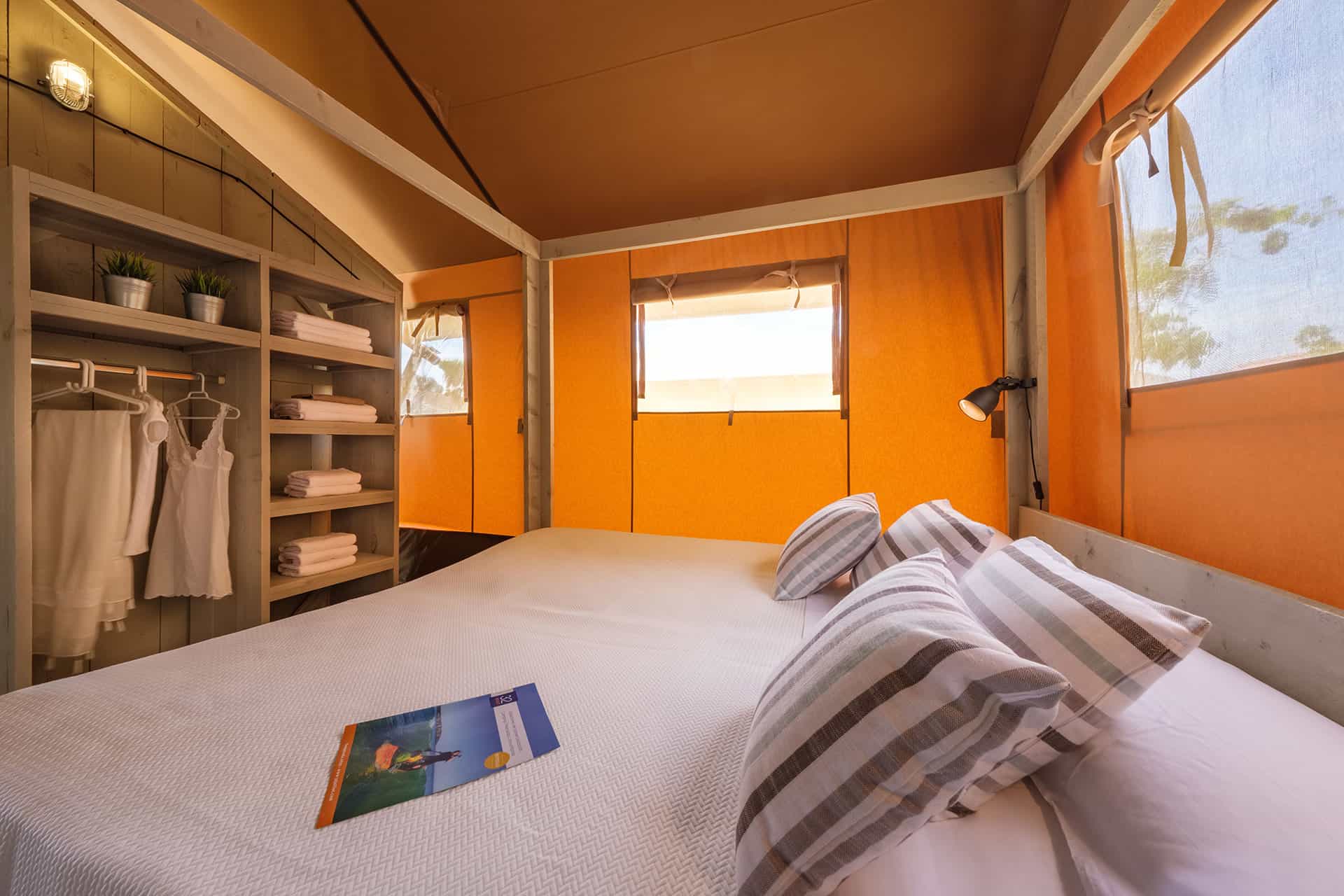 Exemple de chambre de Tente Safari de la résidence de vacances Vendrell Platja à Comarruga, sur la Costa Dorada, en Espagne Exemple de chambre de Tente Safari de la résidence de vacances Vendrell Platja à Comarruga, sur la Costa Dorada, en Espagne