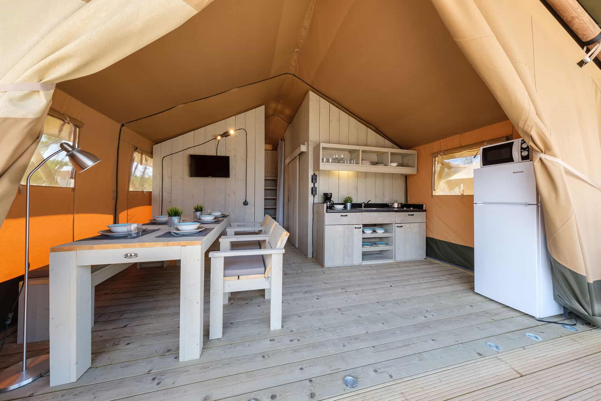 Exemple d'intérieur de Tente Safari de la résidence de vacances Vendrell Platja à Comarruga, sur la Costa Dorada, en Espagne Exemple d'intérieur de Tente Safari de la résidence de vacances Vendrell Platja à Comarruga, sur la Costa Dorada, en Espagne
